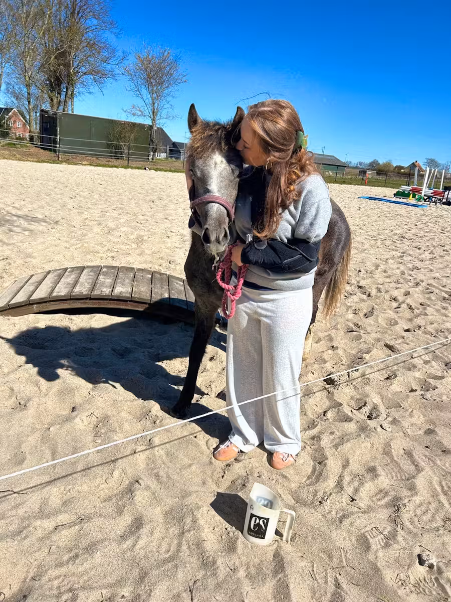 Pernille Sohl folgte dem Aufruf eines dänischen Zoos und brachte das Pony ihrer Tochter, das starke Schmerzen hatte. Das Tier sollte von Fachpersonal getötet und an Raubtiere verfüttert werden.
