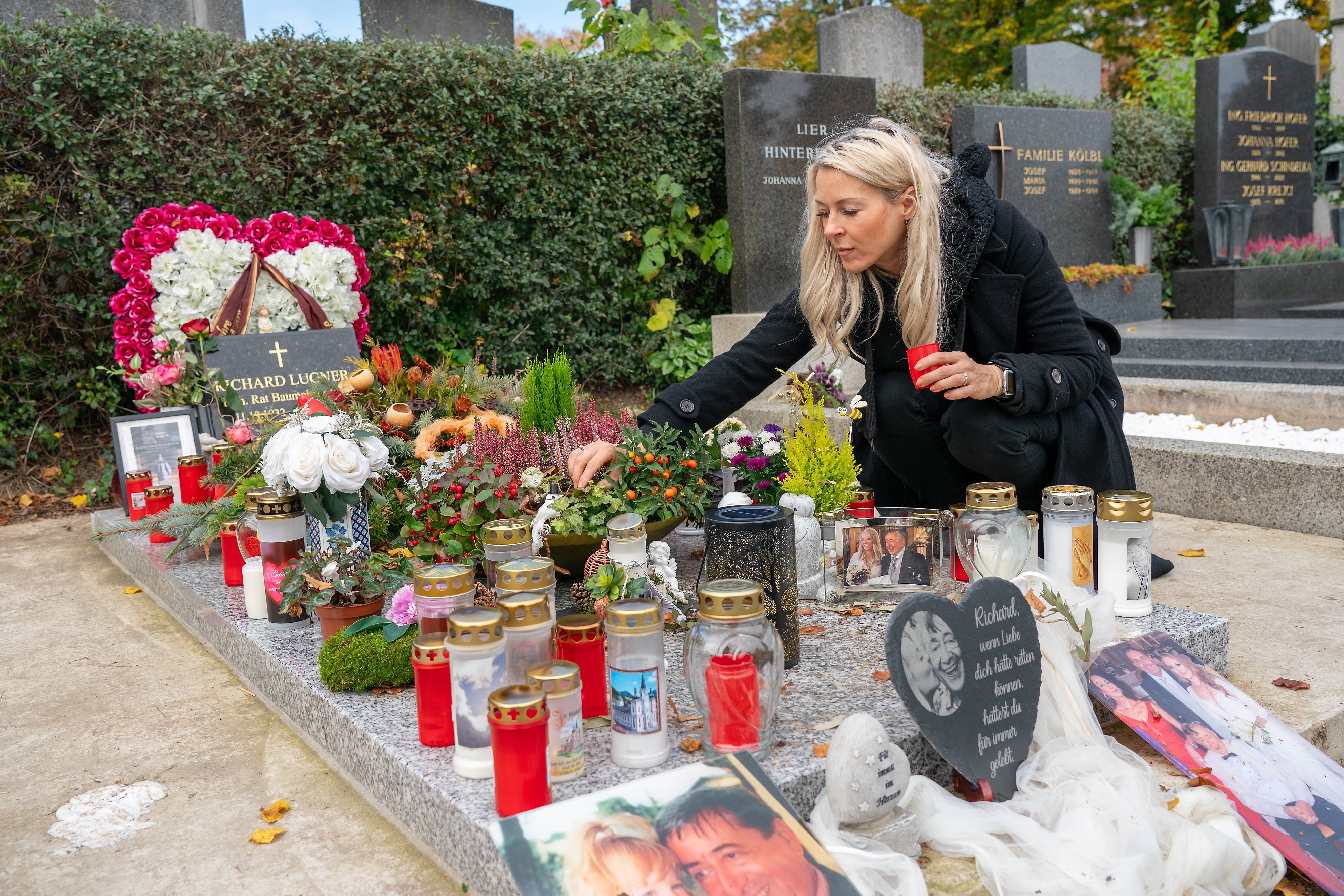Simone Lugner am Grab ihres verstorbenen Mannes Richard Lugner.