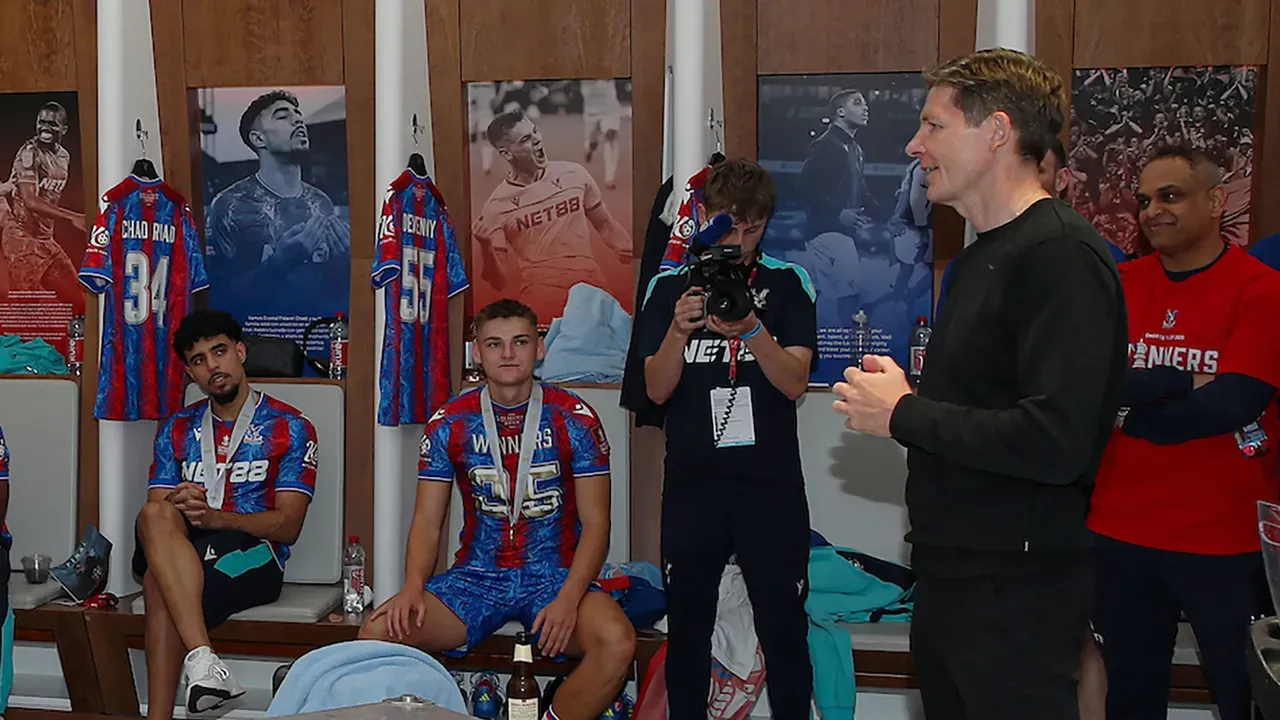 Oliver Glasner beglückwünscht seine Wembley-Helden.