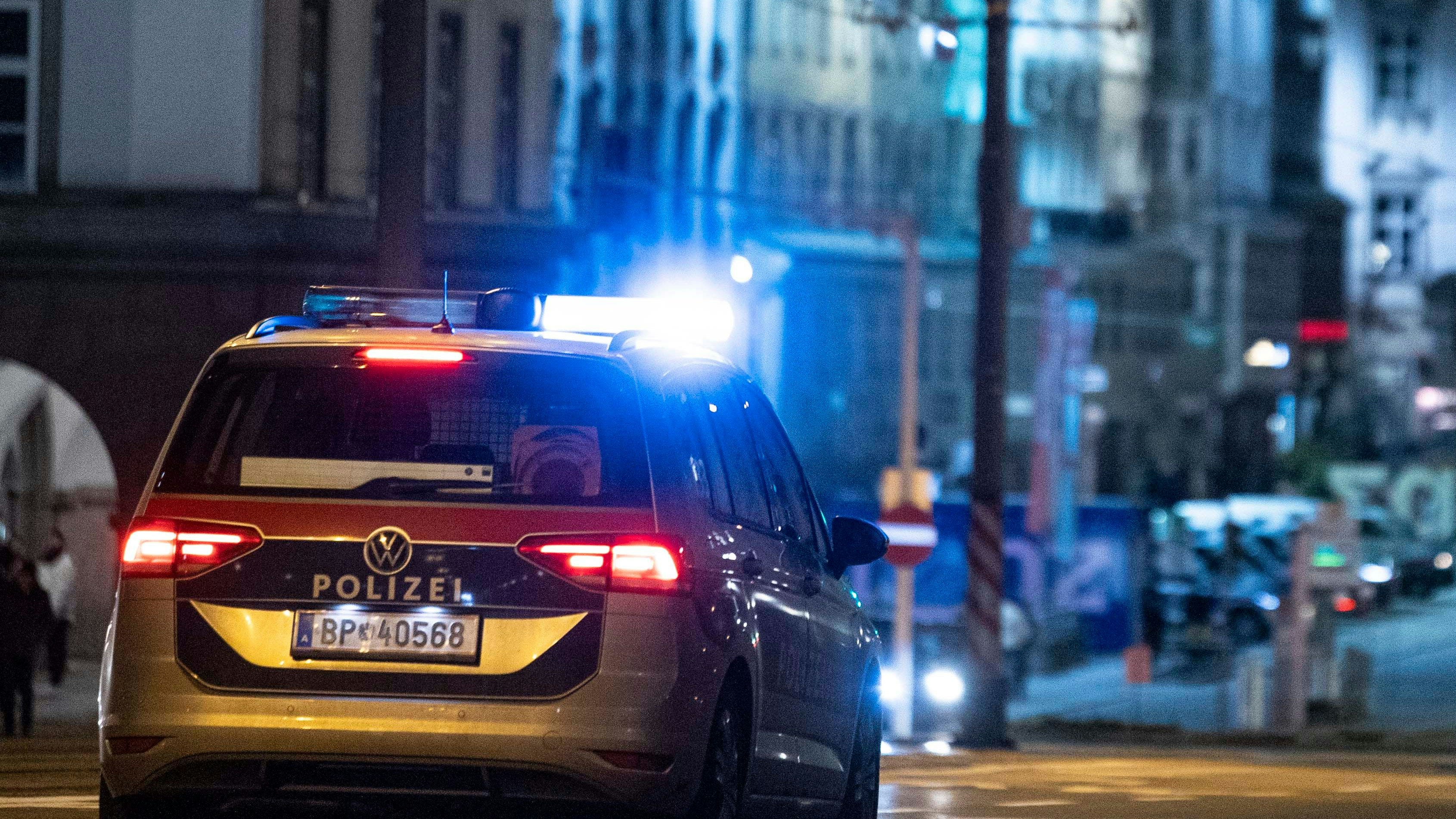 Download von www.picturedesk.com am 11.08.2025 (13:34).  Polizisten befinden sich während einer Demonstration im Einsatz. Im Bild: Funkstreife mit Blaulicht. Linz, Österreich. 04.02.2023 // Linz police forces are in service during a demonstration. Picture: Police car with blue flashlights. Vienna, Austria. February 4th, 2023 - 20230204_PD19350 - Rechteinfo: Rights Managed (RM)