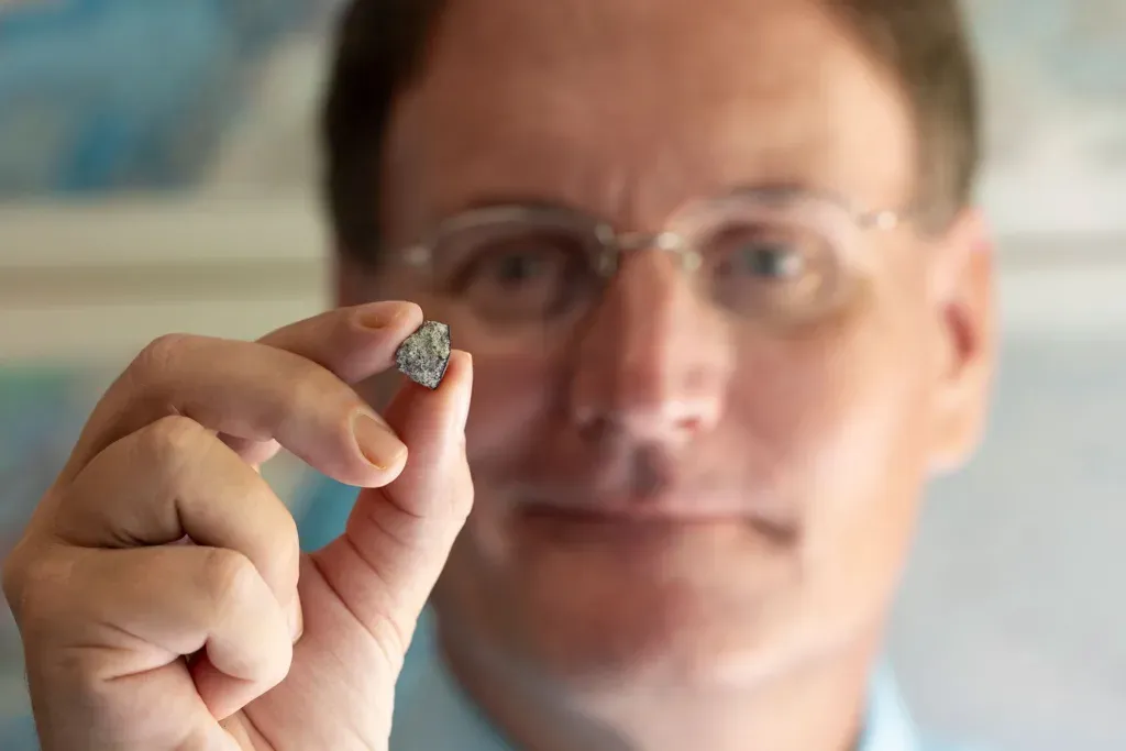 UGA-Geologe Scott Harris mit einem Stück des McDonough-Meteoriten.