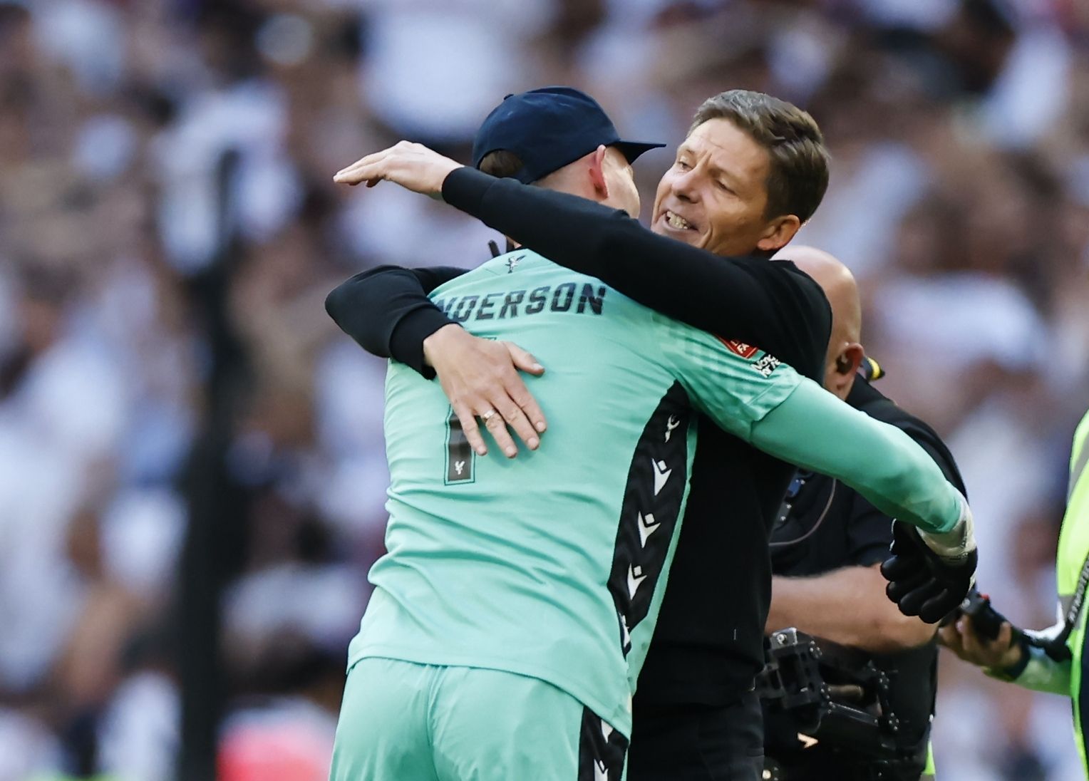 Glasner herzt Keeper Henderson, der zwei Elfmeter parierte.