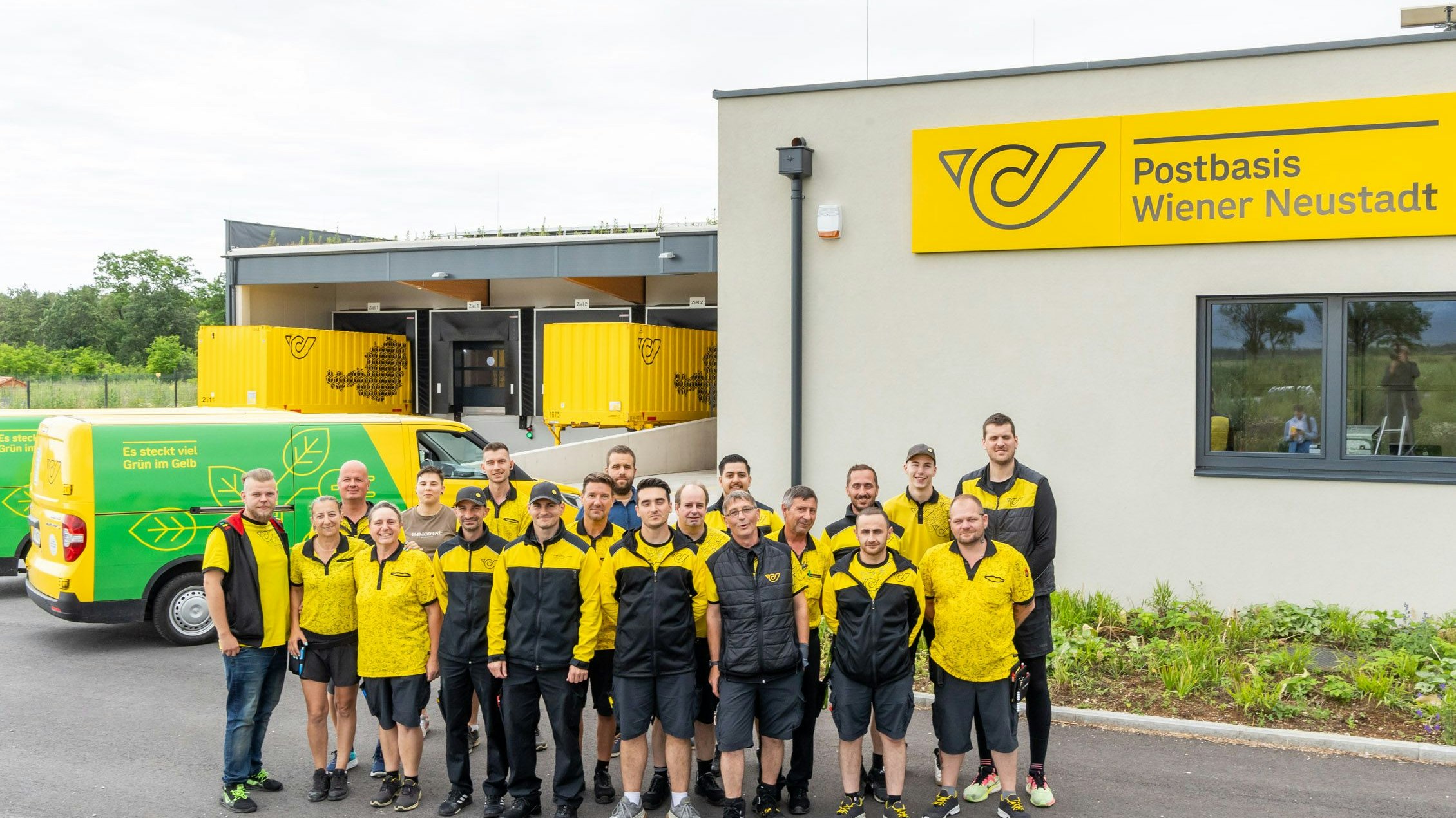 Rund 100 Mitarbeiter und Mitarbeiterinnen zählt die 2024 eröffnete Postbasis Wr. Neustadt. Sie gehört zu den größten in ganz Österreich.