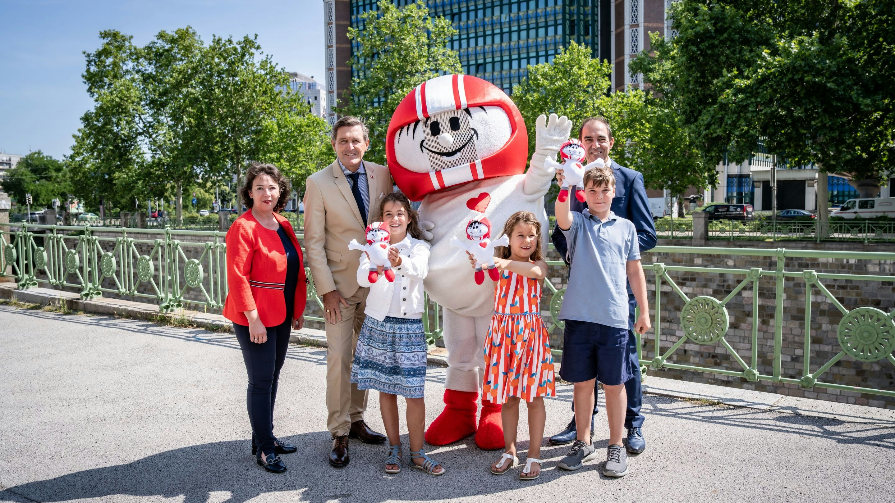 Heute.at - Mit Helmi – Hanke startet Aktion für sichere Schulwege