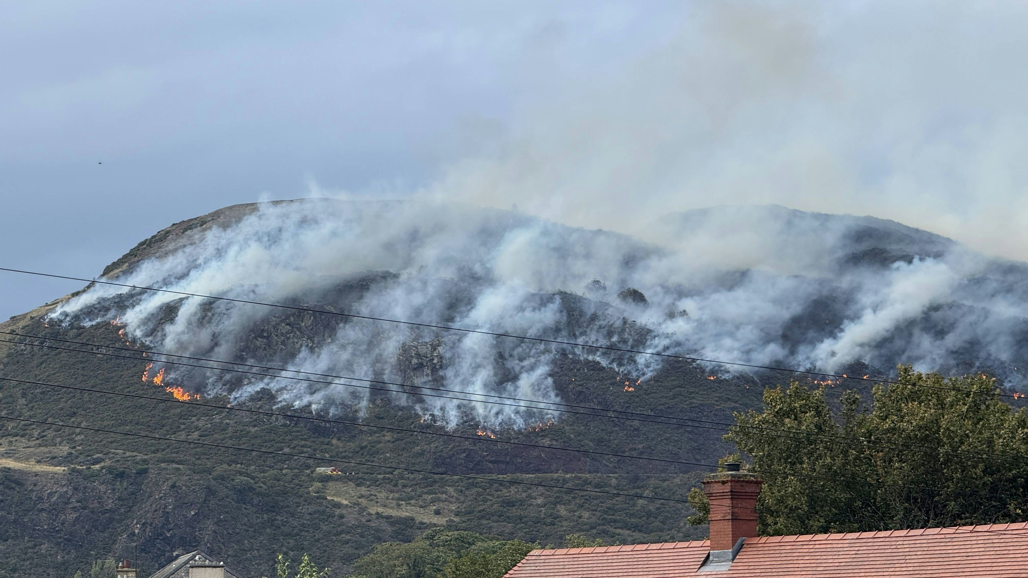 Heute.at - Kampf gegen Flammen auf Edinburghs Hausberg dauert an