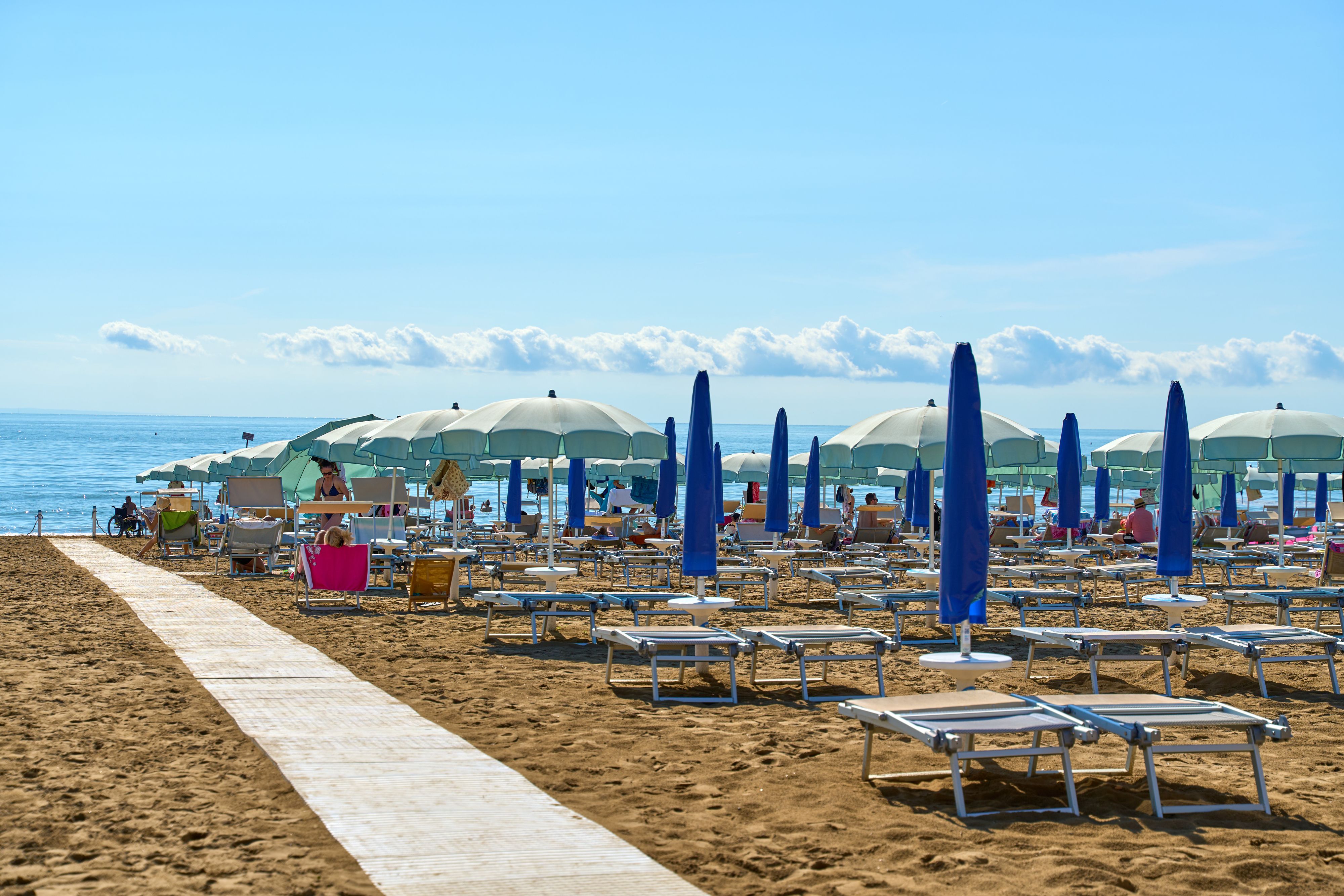 Die Liegen an den Stränden von Italien bleiben immer öfter leer.