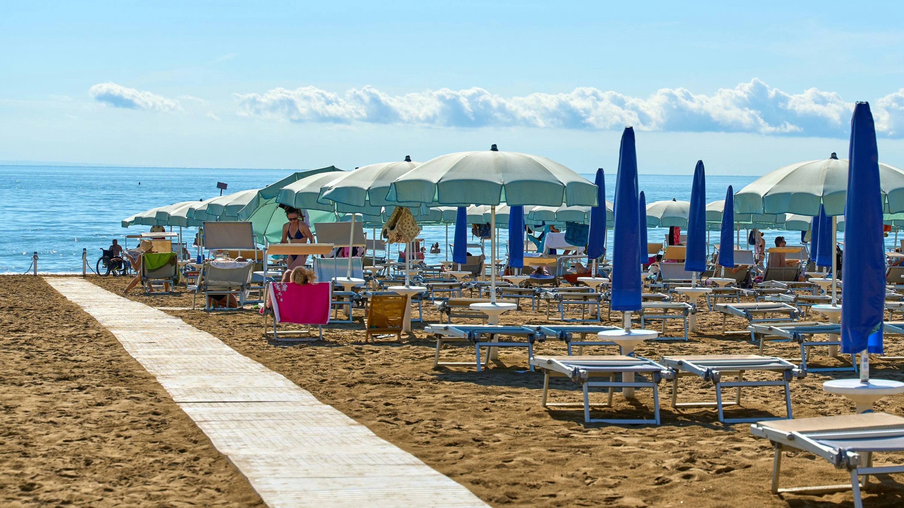 Heute.at - Strand-Liegen in Italien für Urlauber unbezahlbar