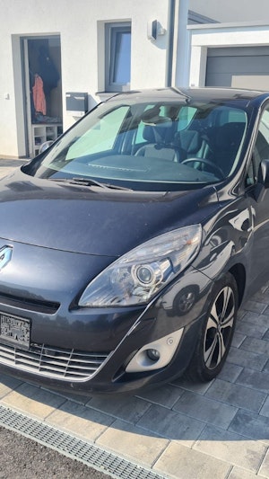 Eine Familie aus Oberösterreich kaufte vor kurzem einen Renault Scénic mit frischem Pickerl. Doch das Fahrzeug ist alles andere als verkehrssicher.