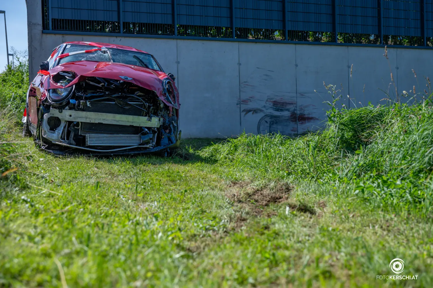 Der Pkw krachte gegen eine Betonmauer und überschlug sich.