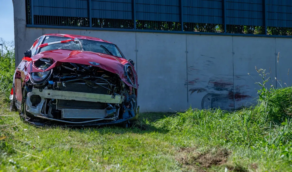 Heute.at - Leere Bierdosen und Drogen – brisanter Fund nach Crash