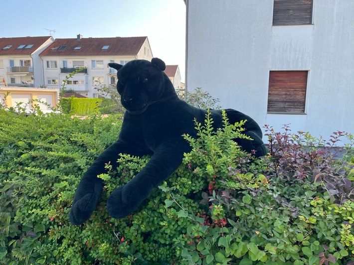 Dieses Stofftier in einer Hecke löste am Montag einen Großeinsatz in Deutschland aus. 