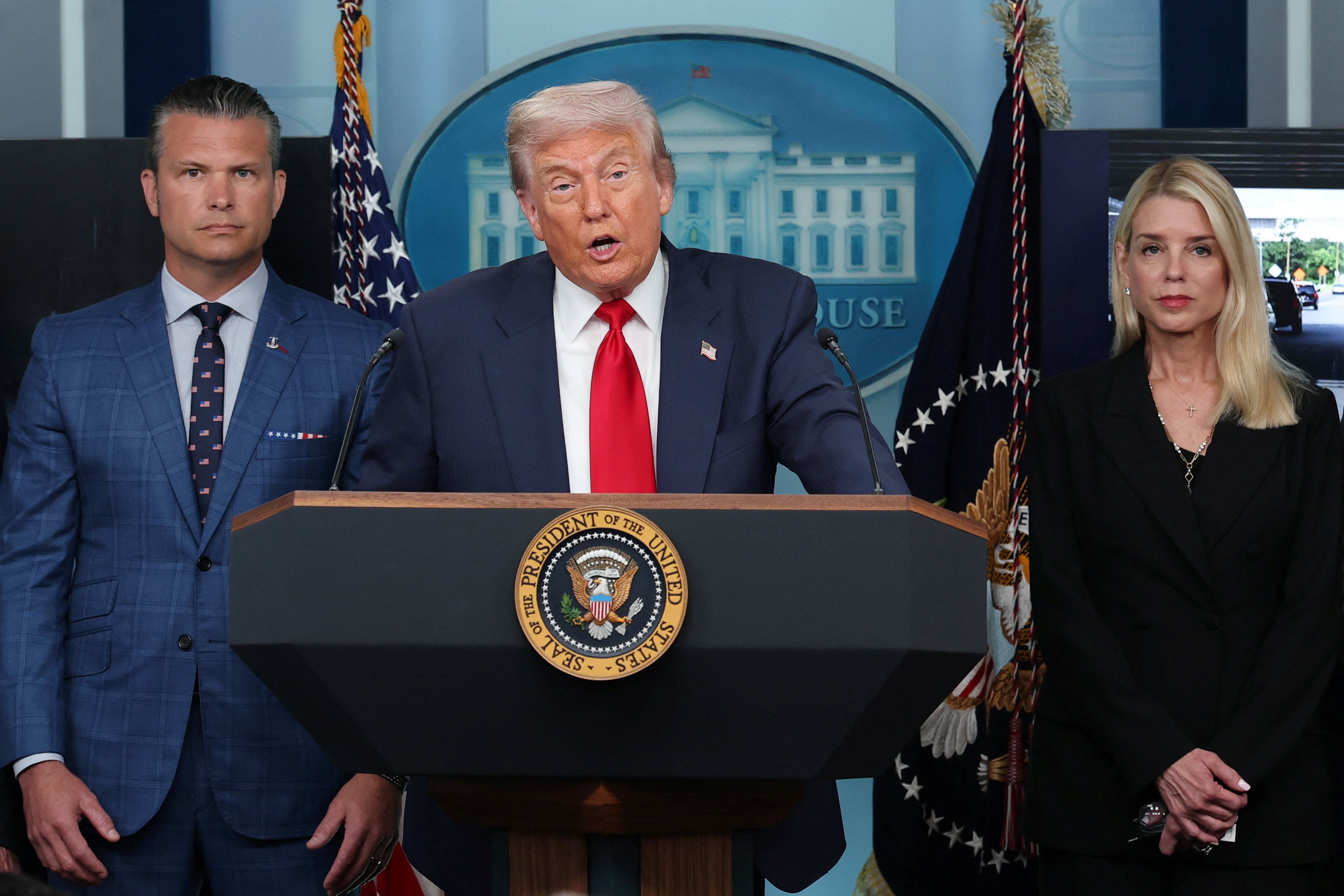 US-Präsident Donald Trump, US-Justizministerin Pam Bondi und US-Verteidigungsminister Pete Hegseth bei der diesbezüglichen Pressekonferenz.