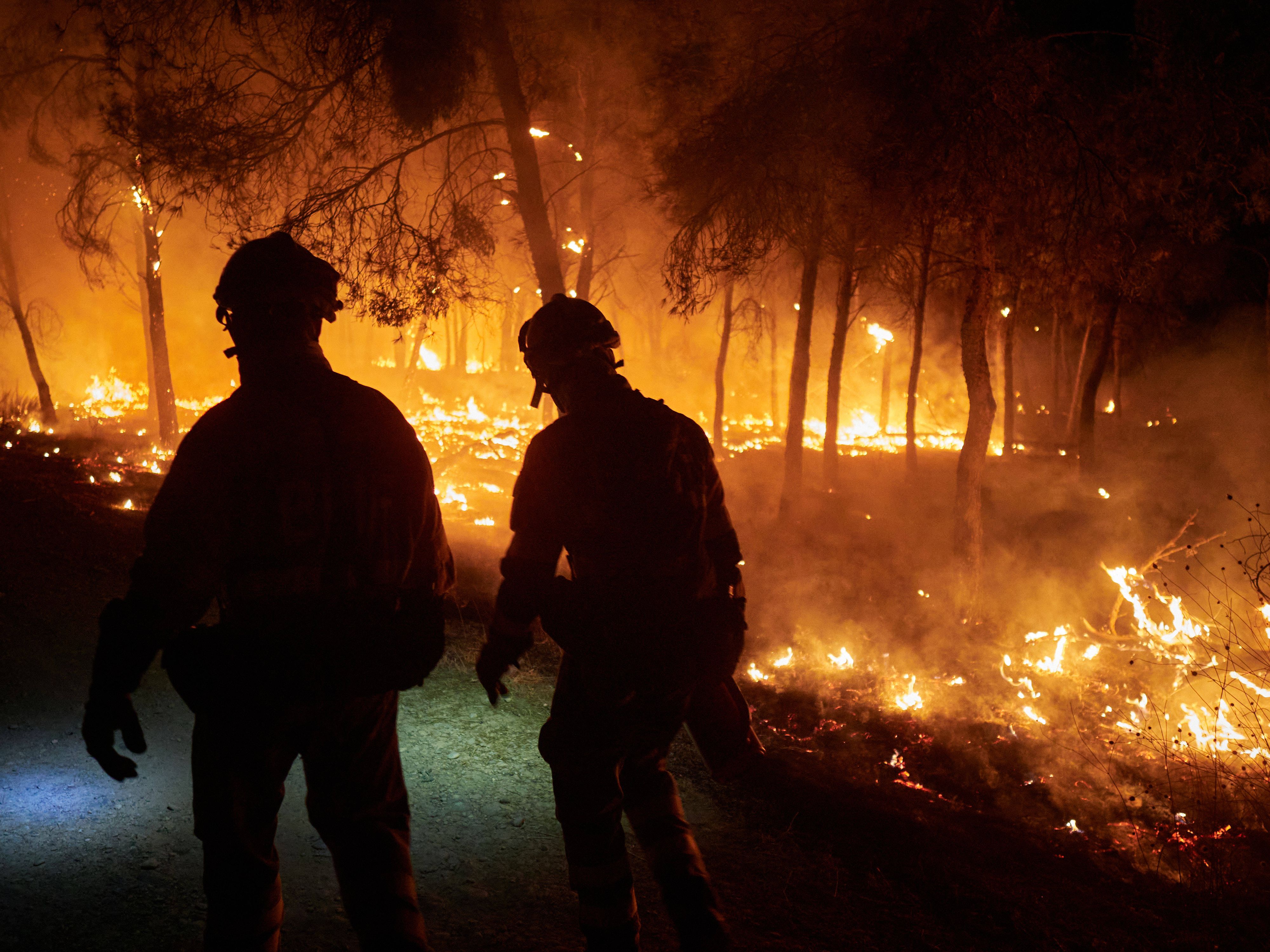 Feuerwehrleute im Einsatz in Carcastillo, Navarra.