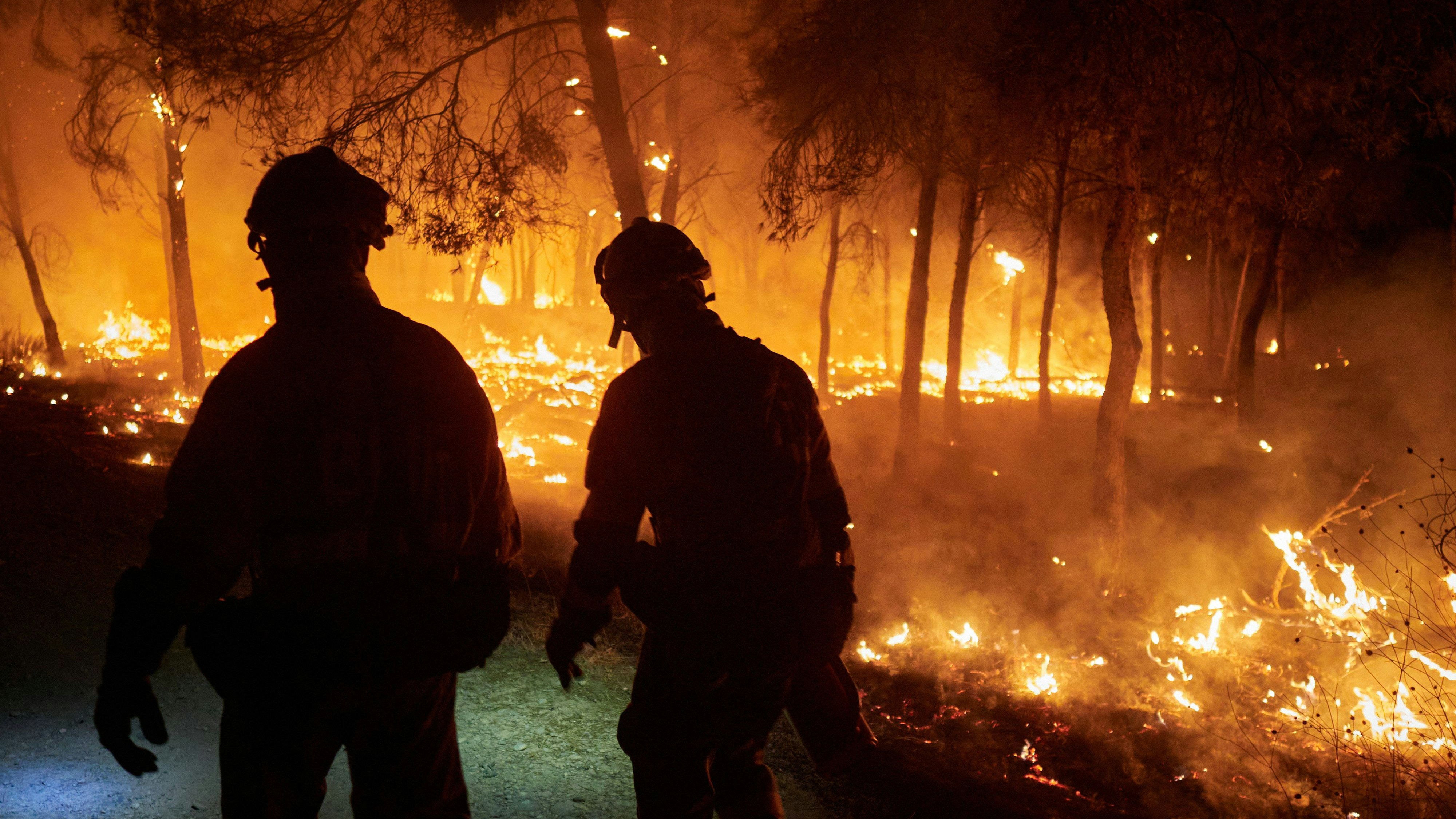 The INFONA Plan is raised to level 2 due to a forest fire in a pine forest in Carcastillo Two firefighters work to prevent the fire from spreading, on August 10, 2025, in Carcastillo, Navarra Spain The fire started on the night of Saturday, August 9, in a pine forest located next to the road between Carcastillo and Figarol, in the Llano de Larrate, continues to affect areas of Aleppo pine At 8 oclock this Sunday has risen to 2 the operational situation of the Special Emergency Civil Protection Plan for forest fires in the Community of Navarra INFONA , and at this time, what is most worrying are the high temperatures that are stressing the entire region, along with factors such as wind, the terrain and the abundance of foliage that acts as PUBLICATIONxNOTxINxESP Copyright: xEduardoxSanzx 6897966