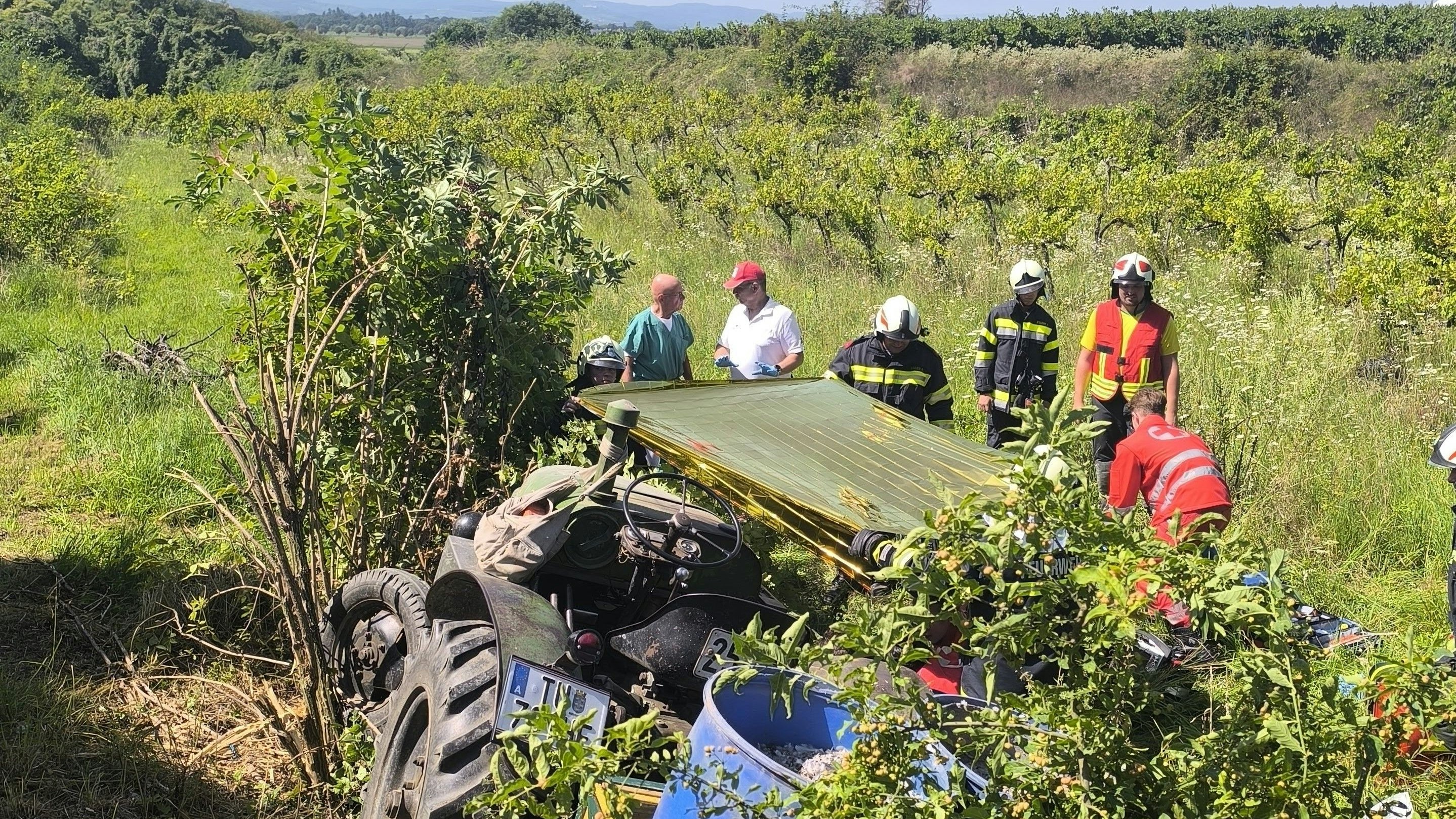 Heute.at - Notruf! Mädchen entdeckt Mann unter Traktor