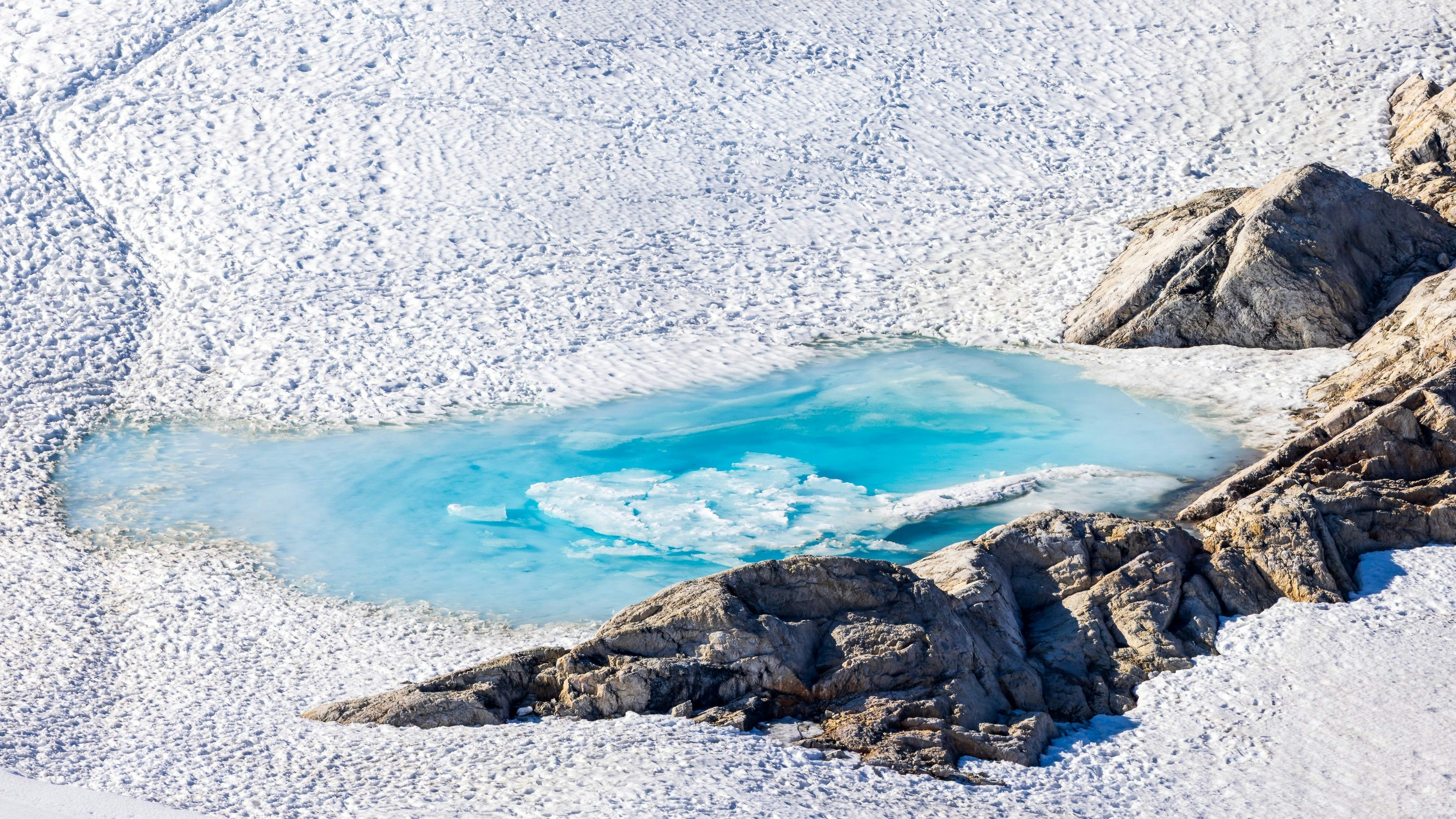Ein kleiner Eissee auf dem Dachstein-Gletscher in der Nähe des Überganges vom Schladminger Gletscher zum Hallstätter Gletscher, der im Frühsommer 2025 entstand.