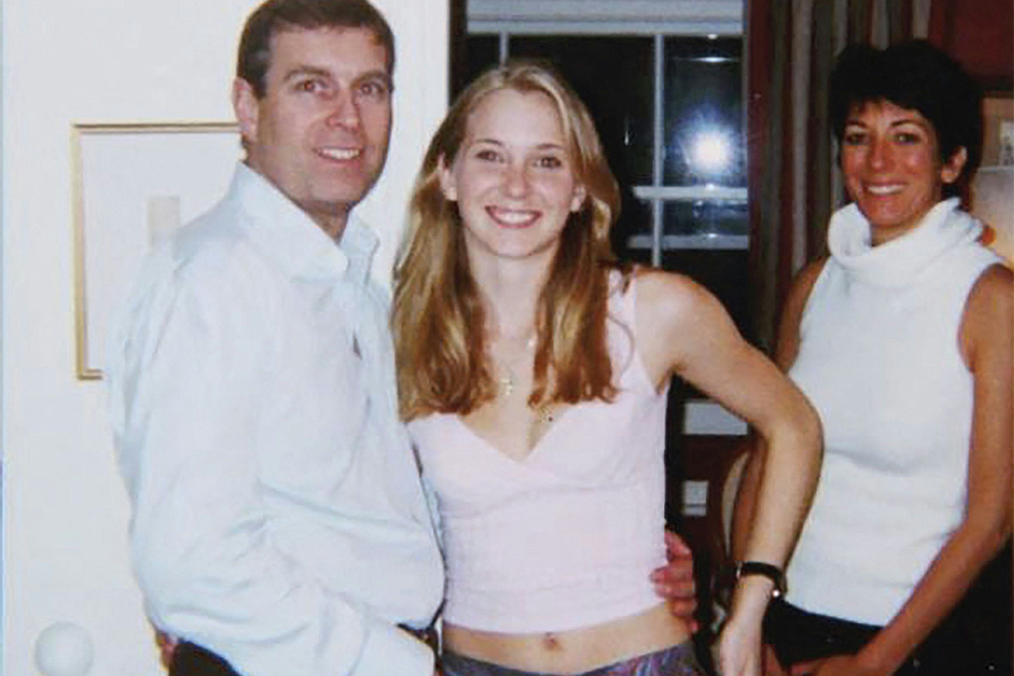 Andrew mit Virginia Giuffre (Mitte) und Ghislaine Maxwell, der Lebensgefährtin von Jeffrey Epstein, angeblich in London im Jahr 2001. Giuffre verklagte Andrew 20 Jahre später wegen sexuellem Missbrauch