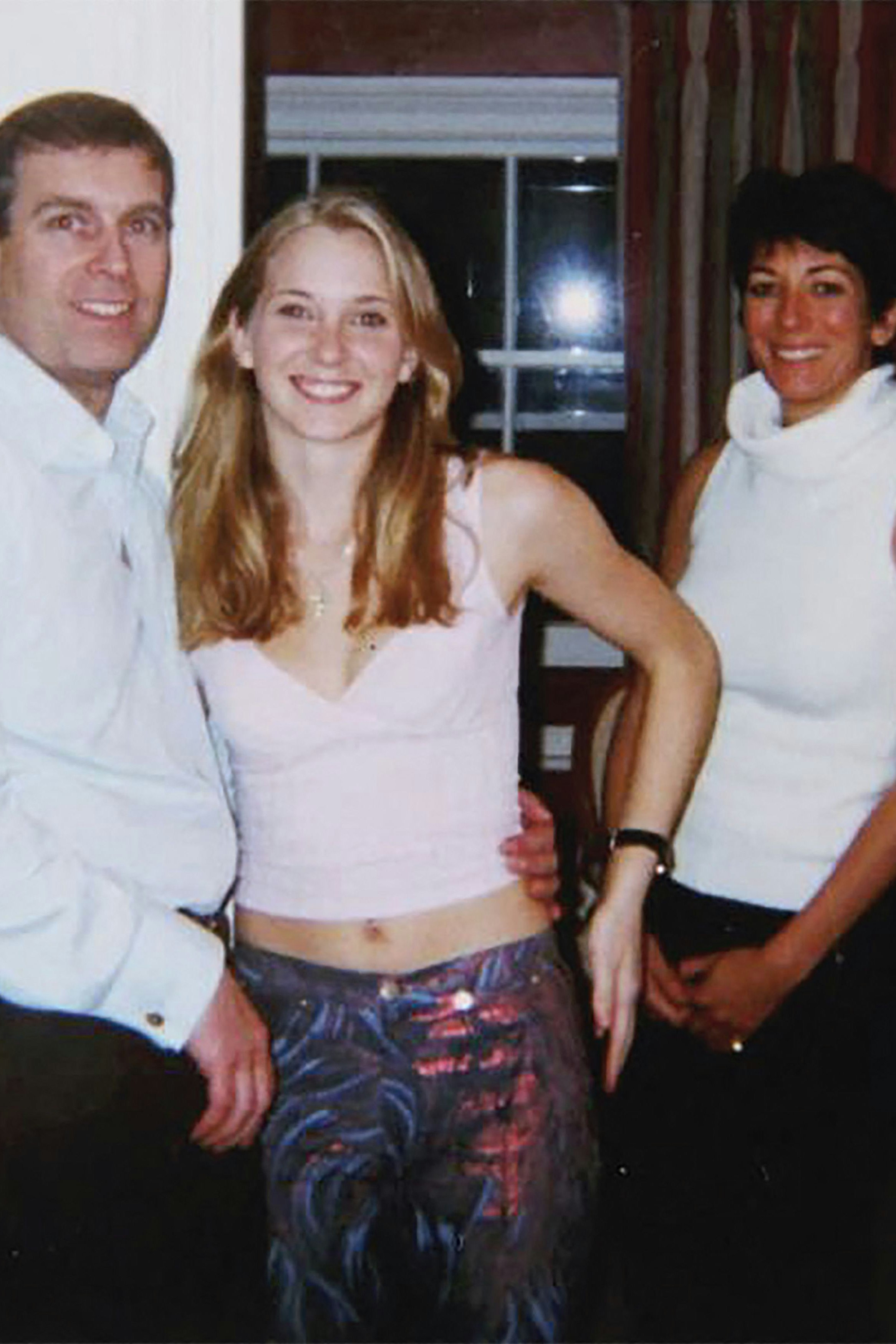 Aufgenommen in London 2001: Prinz Andrew, Virginia Roberts Giuffre, und Ghislaine Maxwell (v. l.): "EIne Fälschung", behauptet die Ex-Partnerin von Sexualstraftäter Jeffrey Epstein