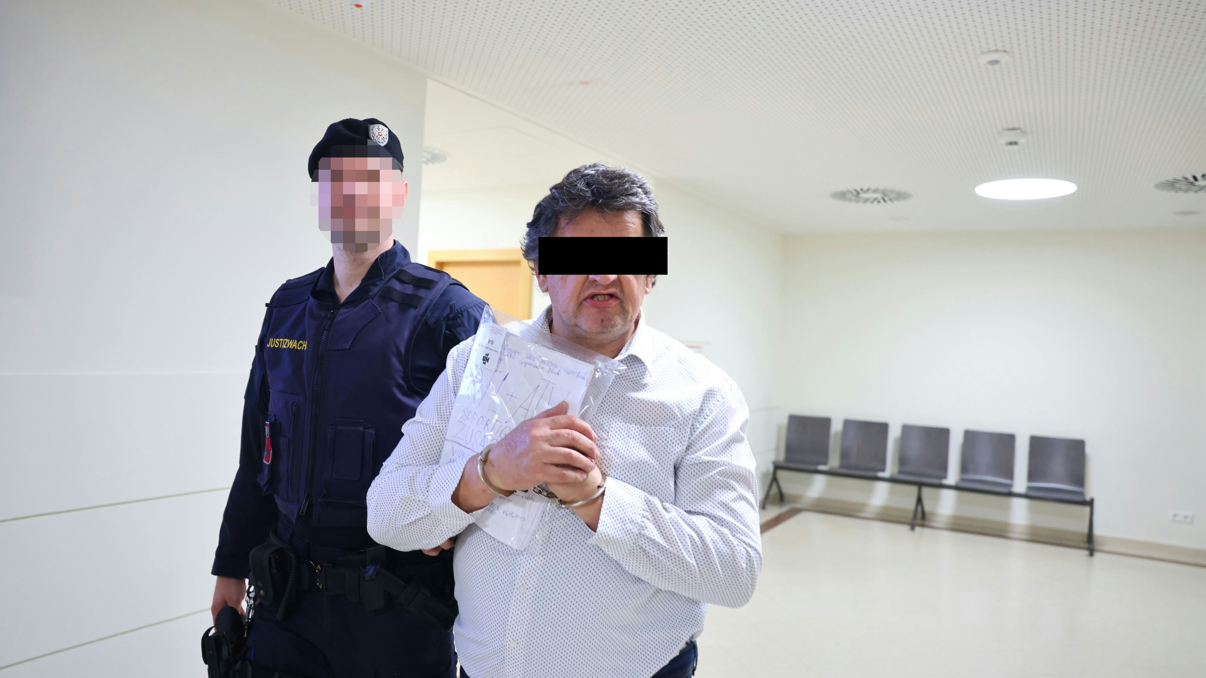 Heute.at - Wiener streckt Richterin den nackten Hintern entgegen