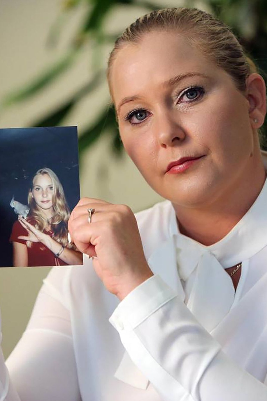 Virginia Roberts Giuffre mit einem Foto von sich selbst in Jugendtagen: "Ich wurde herumgereicht wie ein Obstteller", sagte sie später über ihre Zeit im Umfeld von Jeffrey Epstein
