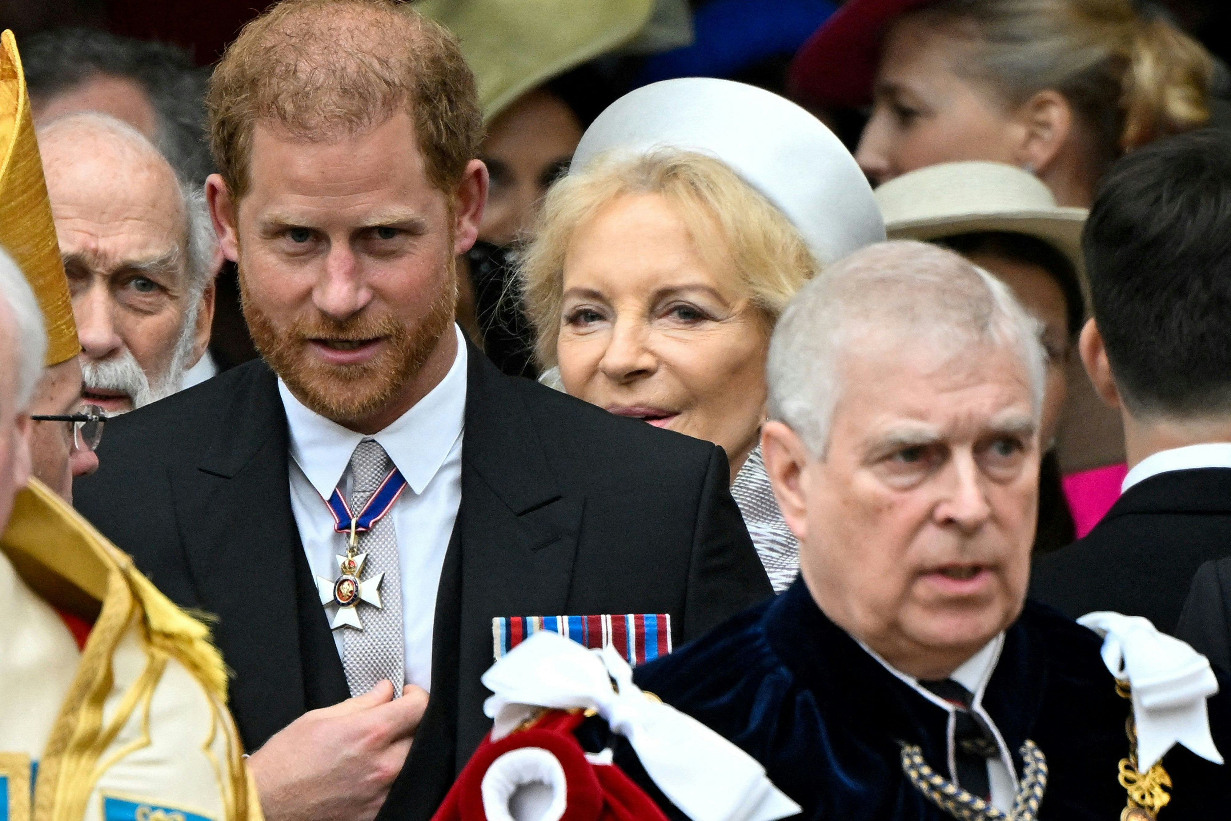 Laut Buchautor Andrew Lownie hatte Prinz Harry (Mitte links) im Jahr 2017 eine tätliche Auseinandersetzung mit seinem Onkel Andrew (r.)