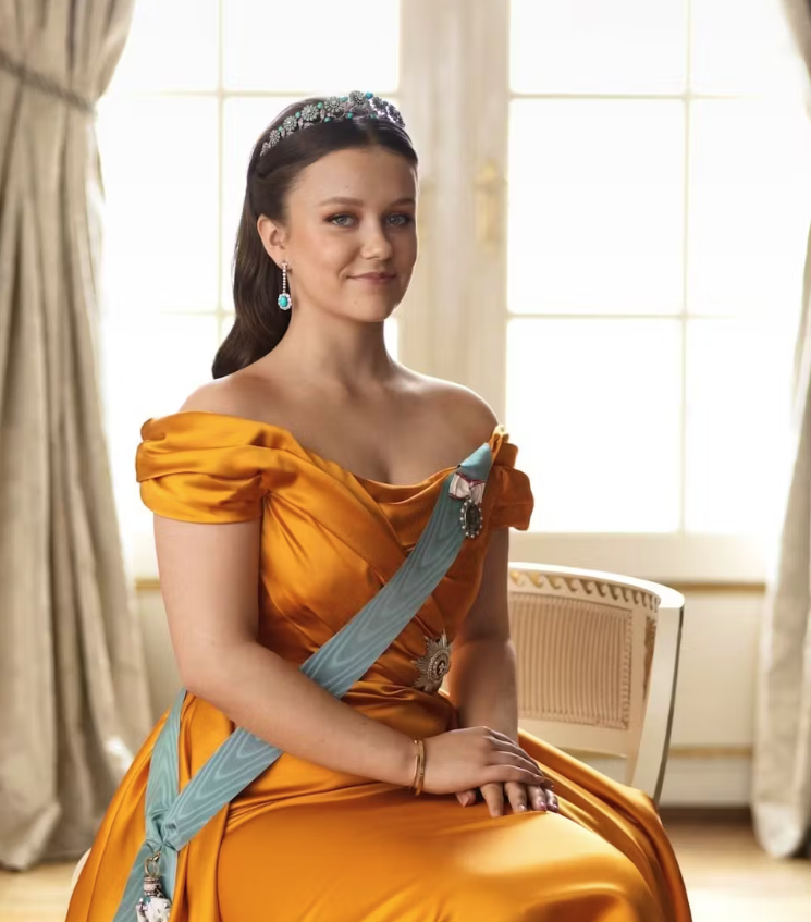 Prinzessin Isabella (18) besuchte mit Bruder Prinz Christian das Smukfest in Skanderborg und trug ein provokantes Bandshirt.