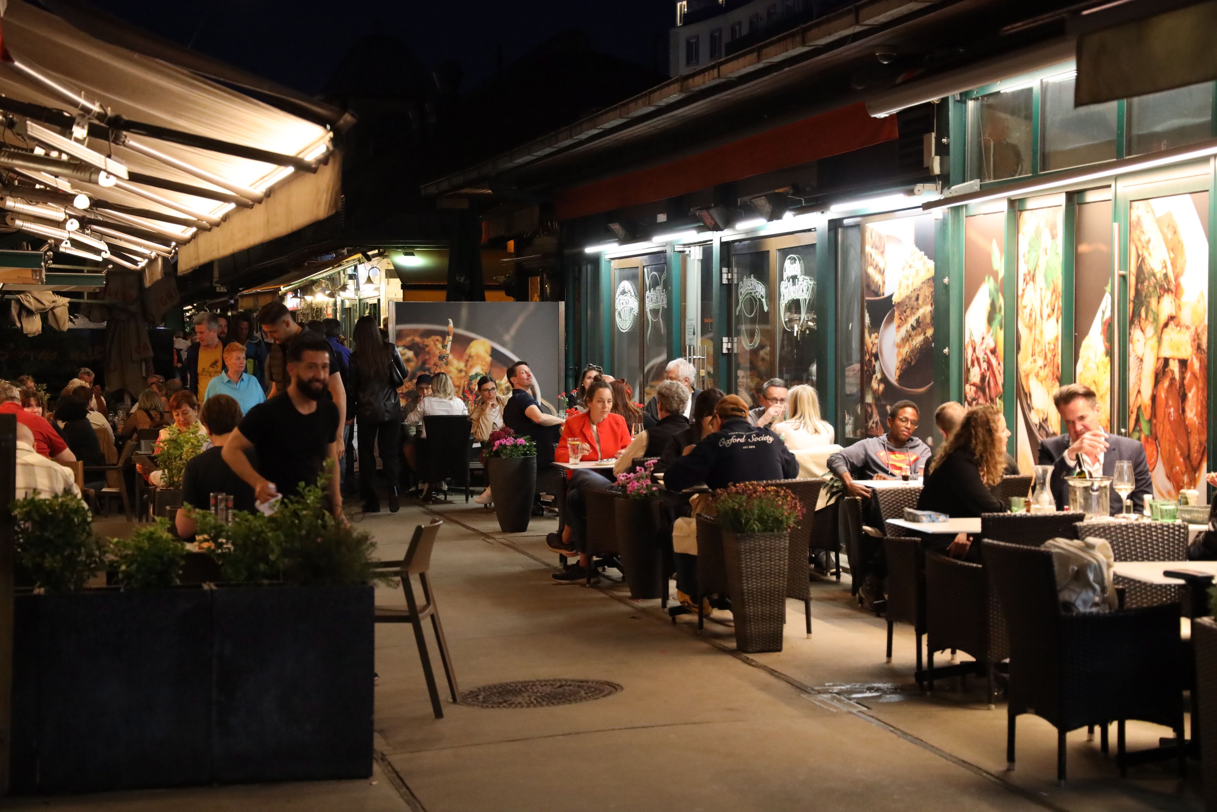 Gut besuchte Lokale am Wiener Naschmarkt an einem warmen Sommerabend.