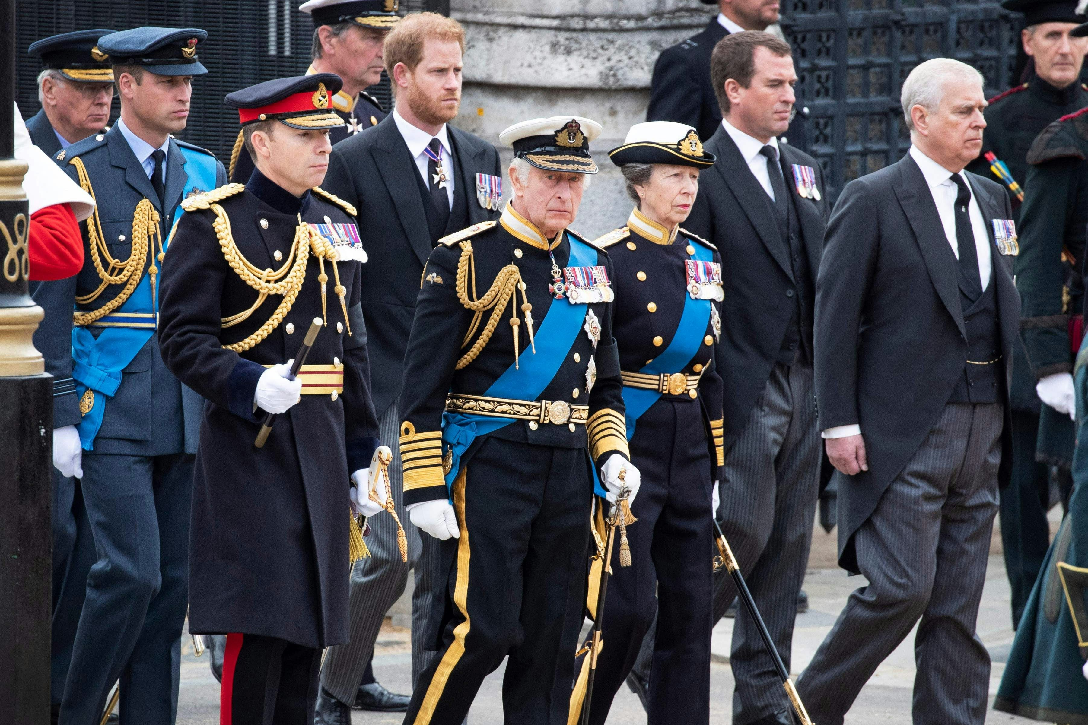 Andrew mit König Charles (Mitte), Prinzessin Anne und den Prinzen William (2. v. l.) und Harry (5. v. l.) bei der Beerdigung von Königin Elizabeth. Andrew hatte alle militärischen Ehrendienstgrade verloren und durfte keine Uniform mehr tragen
