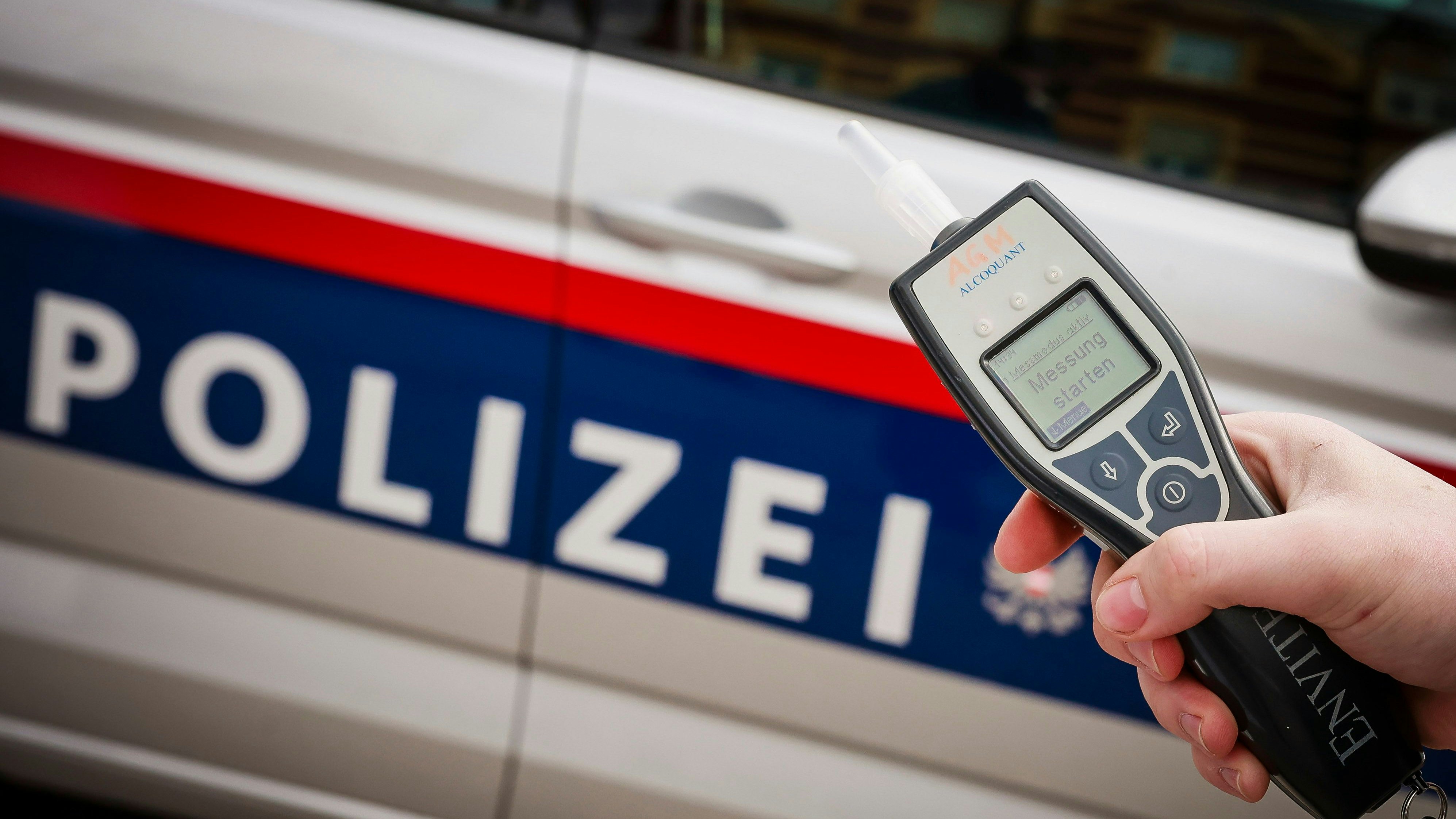 Heute.at - Alko-Radlerin (60) zwingt Polizei zu Vollbremsung