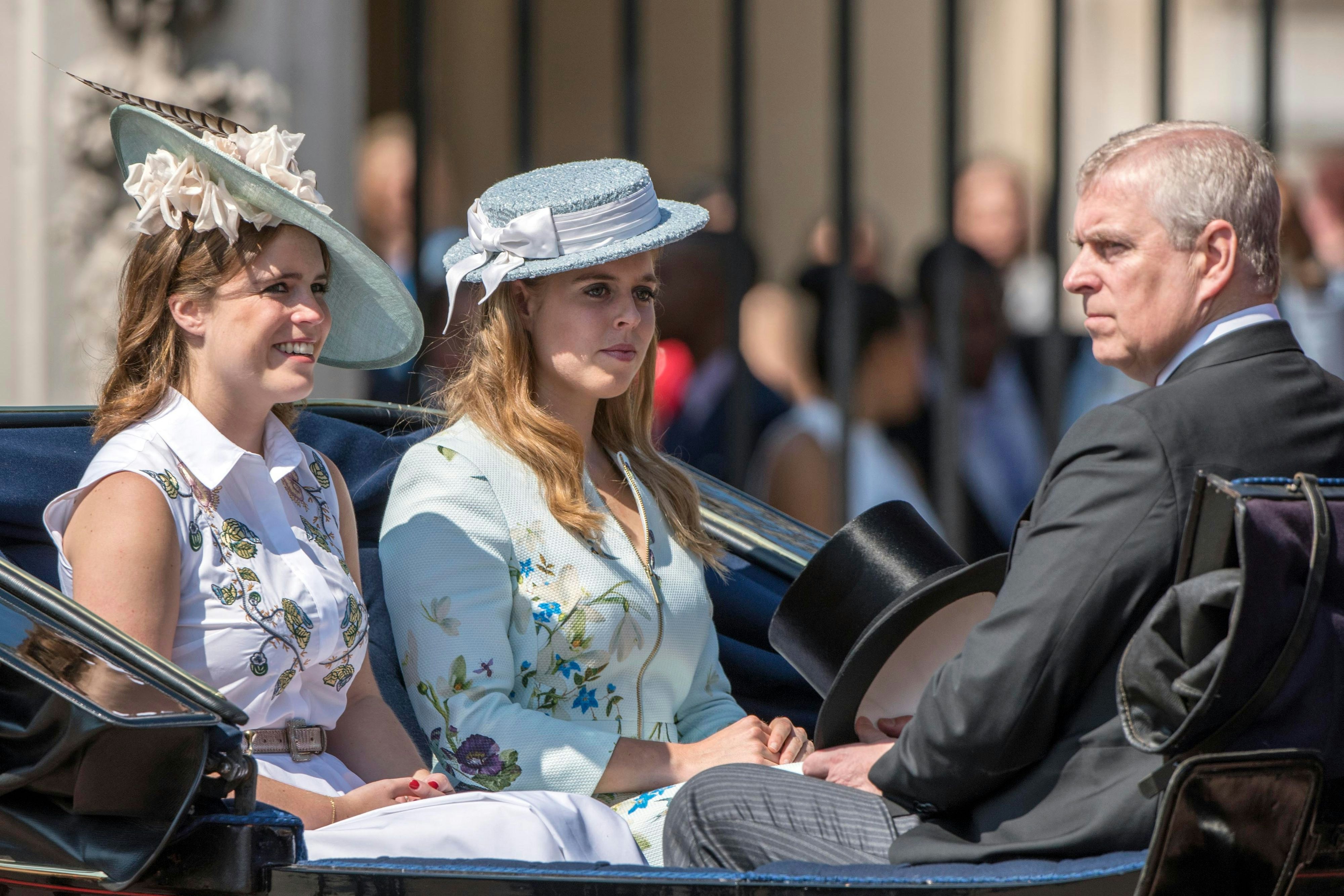 Prinz Andrew mit seinen Töchtern Beatrice und Eugenie bei der alljährlichen Parade Trooping the Colour am 17. Juni 2017 in London