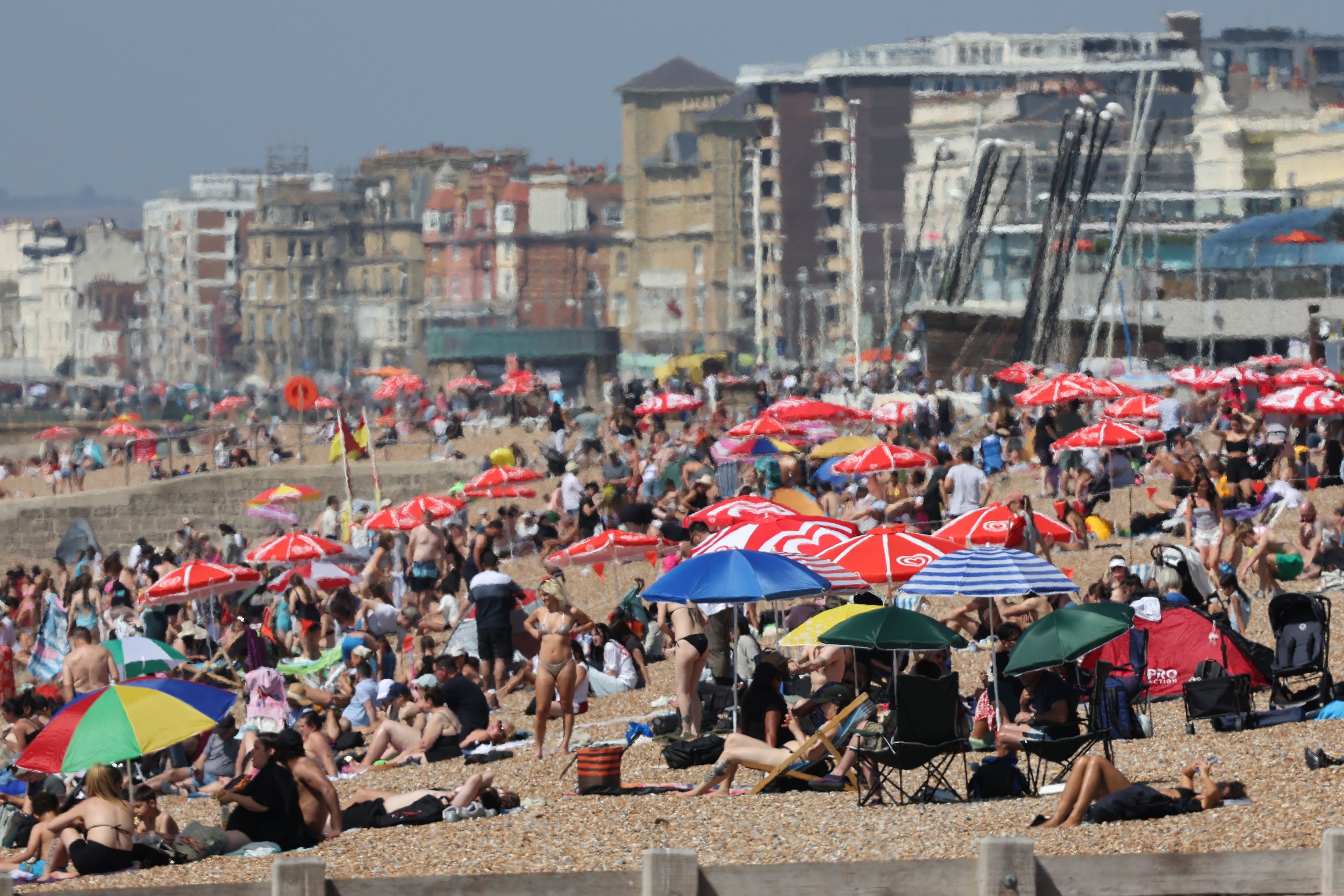 Wer kann, kühlt sich ab. Aufgrund der massiven Hitzewelle herrscht in England derzeit Wasserknappheit 