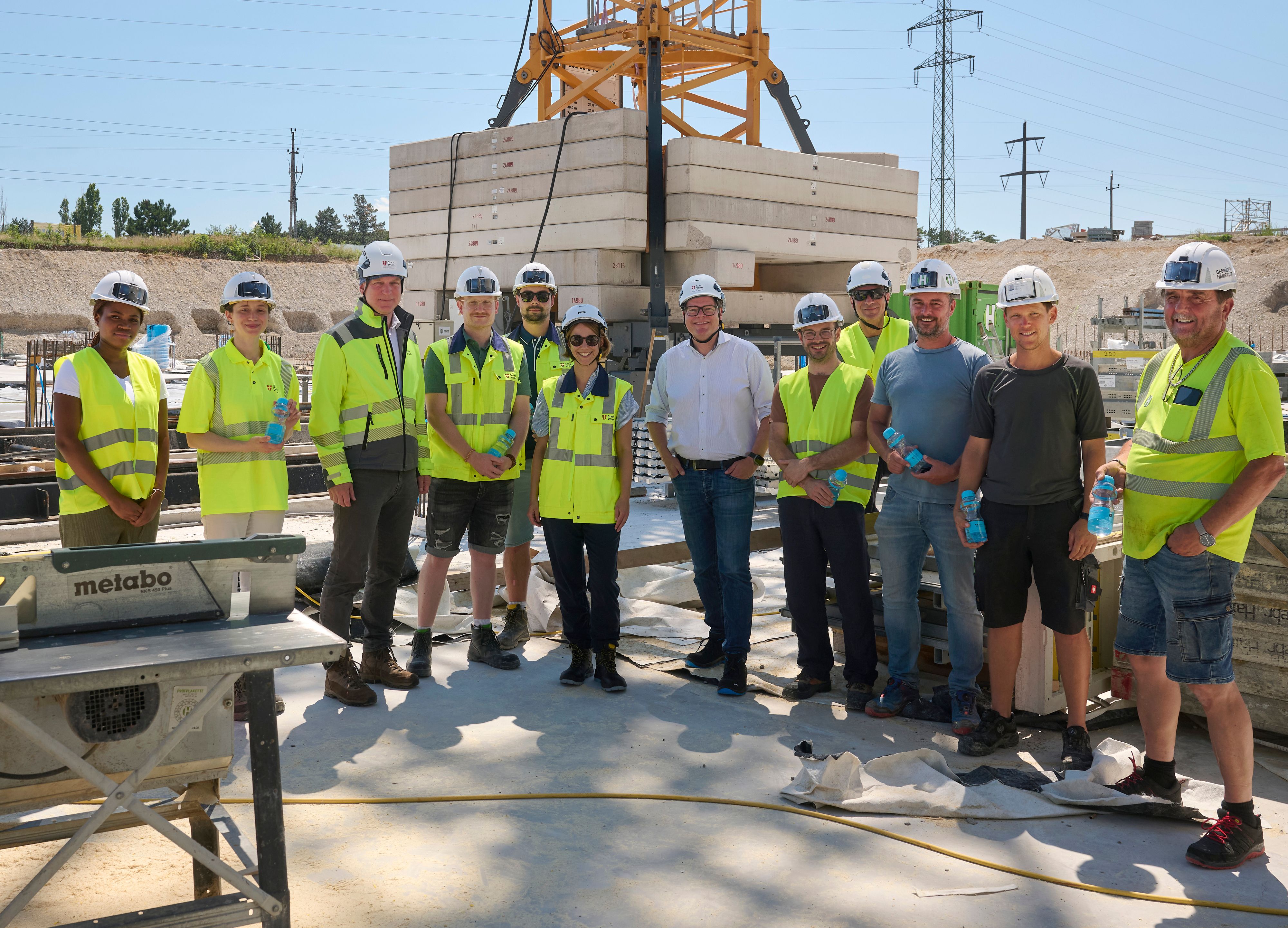 Klimastadtrat Jürgen Czernohorszky besuchte die Baustelle des Trinkwasserbehälters.