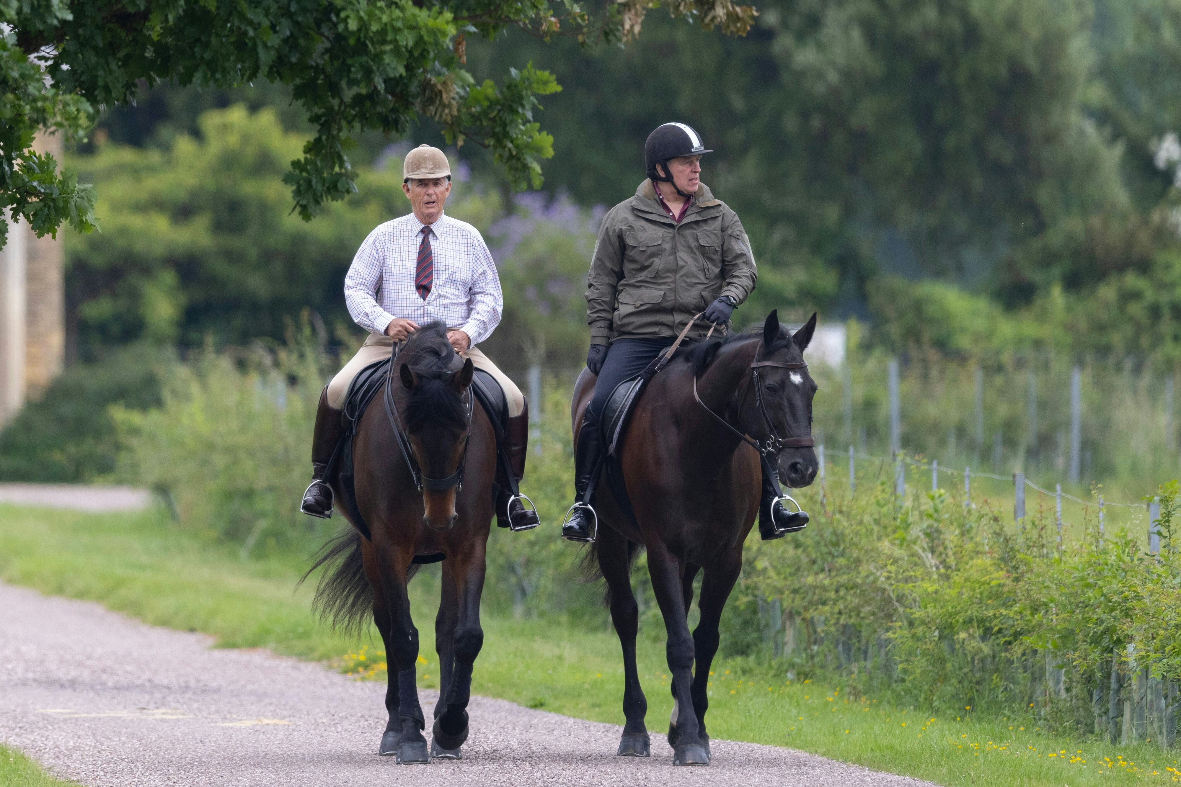 Lebt inzwischen "das Leben eines Rentners": Prinz Andrew (r.) im Juni 2025 bei einem Ausritt mit Terry Pendry, ehemaliger Oberhofmeister, im Park von Schloss Windsor
