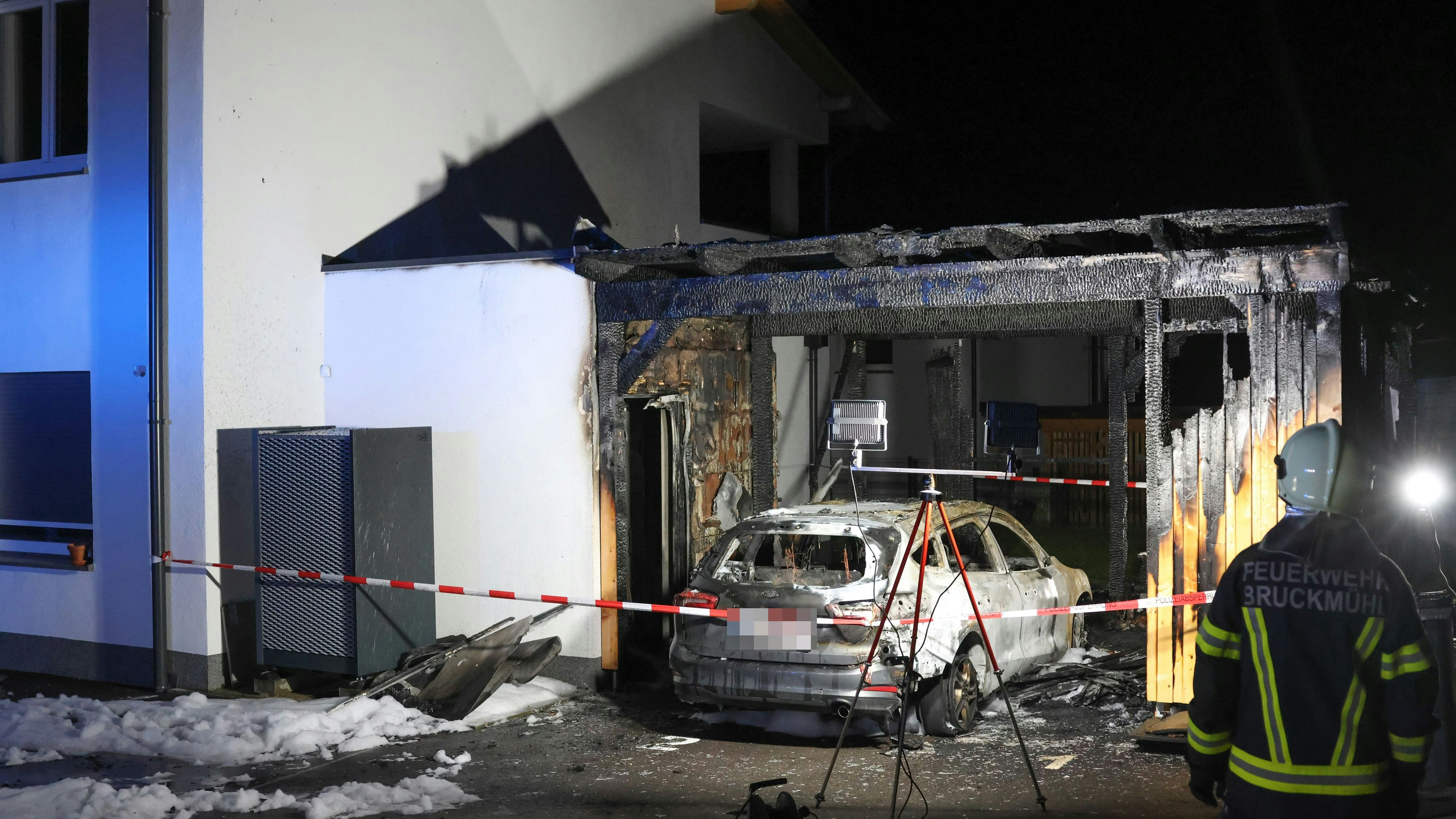Heute.at - Auto geht in Carport plötzlich in Flammen auf