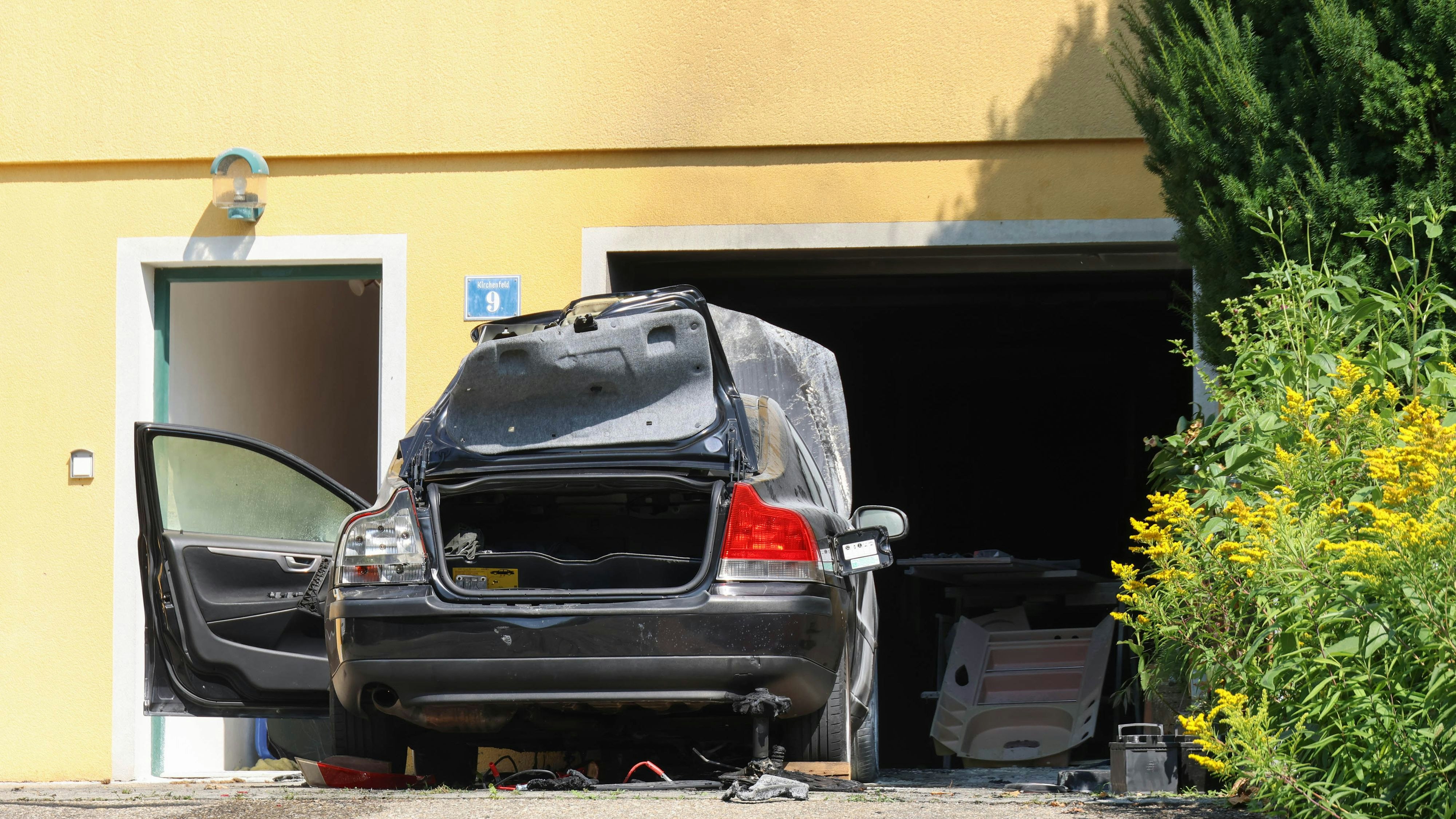 Der Volvo brannte vollständig aus.