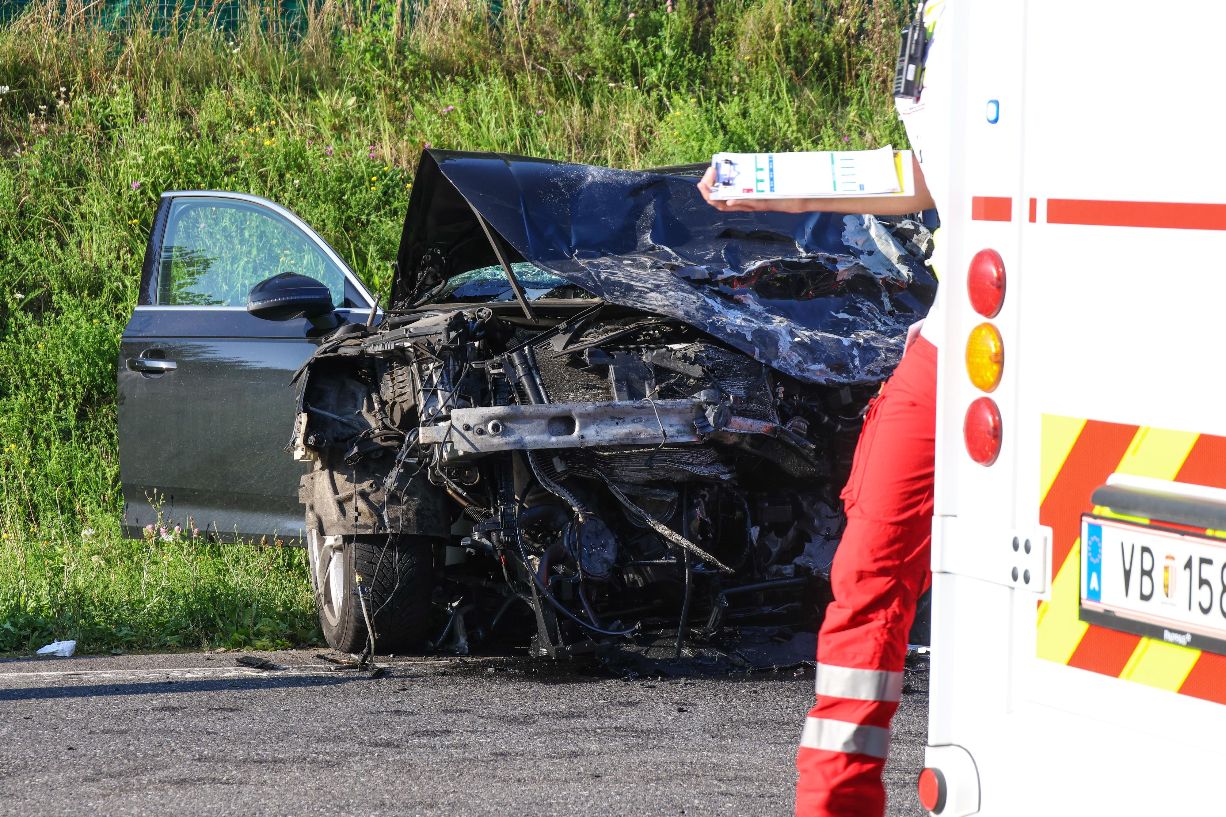 Frontalcrash zweier PKW auf Wiener Straße in Edt bei Lambach fordert zwei Todesopfer.