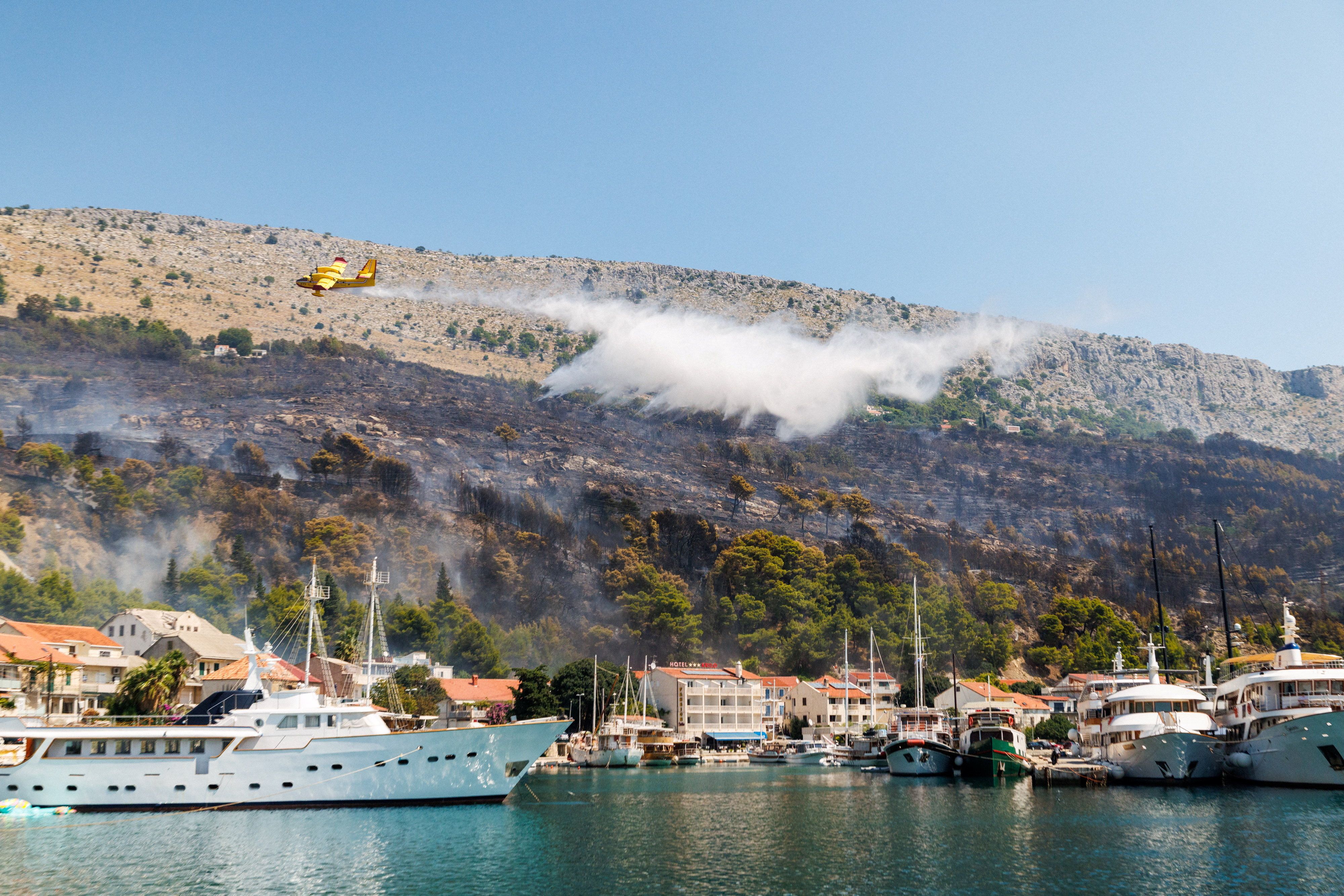 In der Nacht auf Montag tobte ein großflächiger Waldbrand nahe der Urlaubsregion Split.