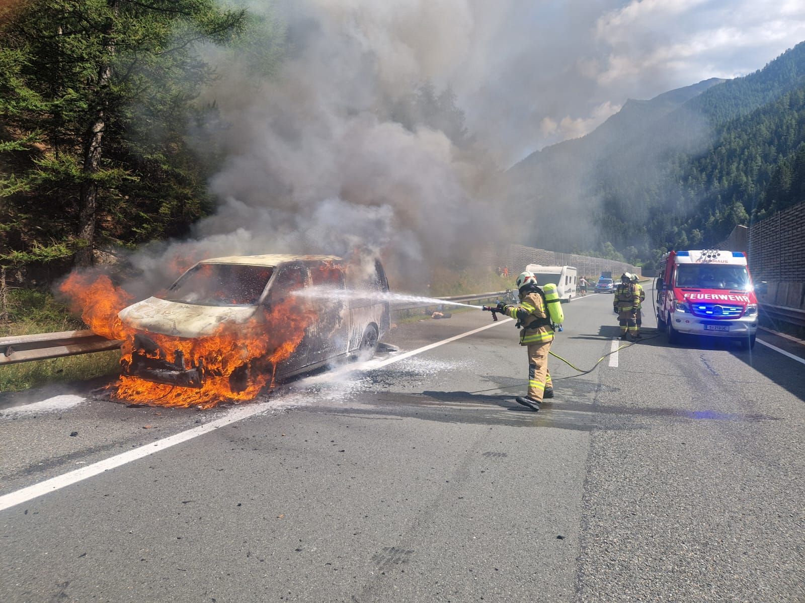 Ein Kleinbus auf der A10 Tauernautobahn stand in Vollbrand.