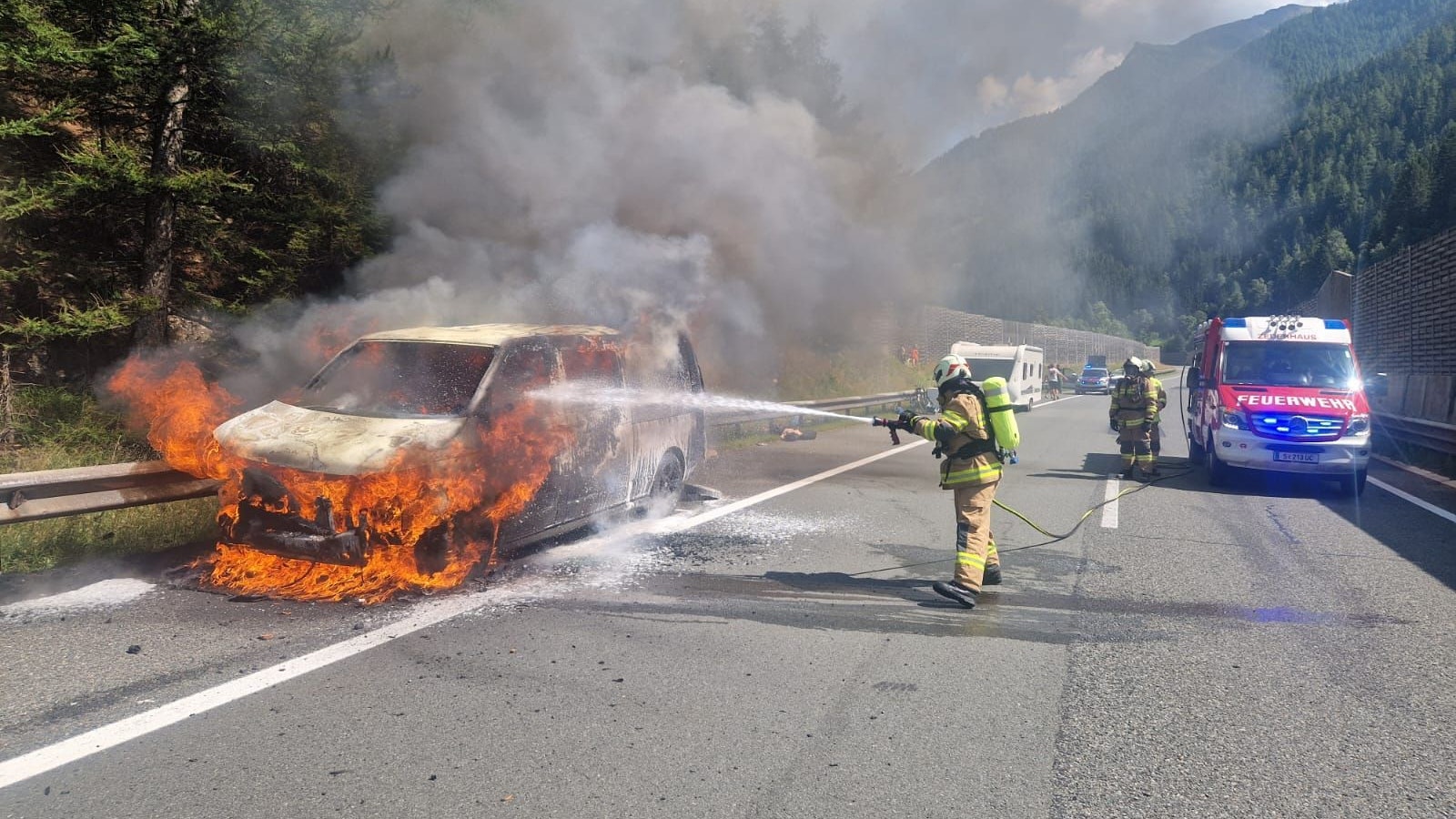 Heute.at - Kleinbus steht auf A10 plötzlich in Flammen