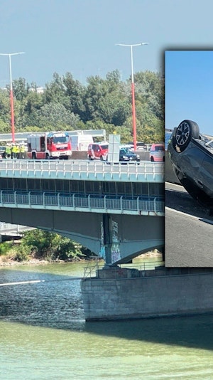 Auf der Südosttangente kam es am Dienstag zu einem schweren Verkehrsunfall. Ein BMW überschlug sich bei einem Crash und blieb am Dach liegen.