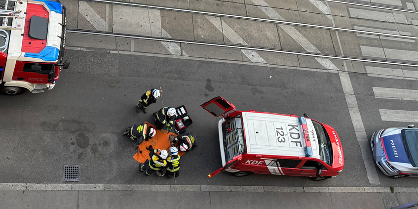 Am Dienstag eilten die Einsatzkräfte zu einem Zimmerbrand in der Quellenstraße