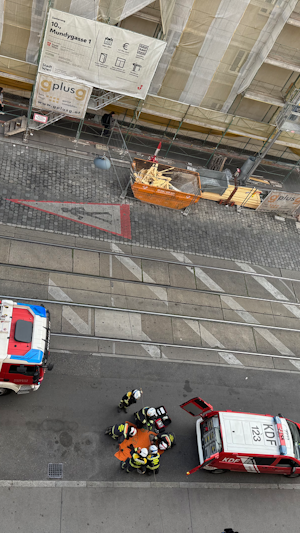 Brand in Wien-Favoriten: Feuerwehr rettet Bewohner, eine Person verletzt ins Spital gebracht. Ermittlungen zur Brandursache laufen.