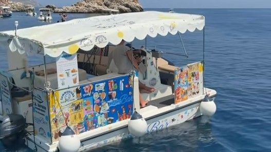 Heute.at - Eis ahoi! Schwimmende Gelateria begeistert Badegäste