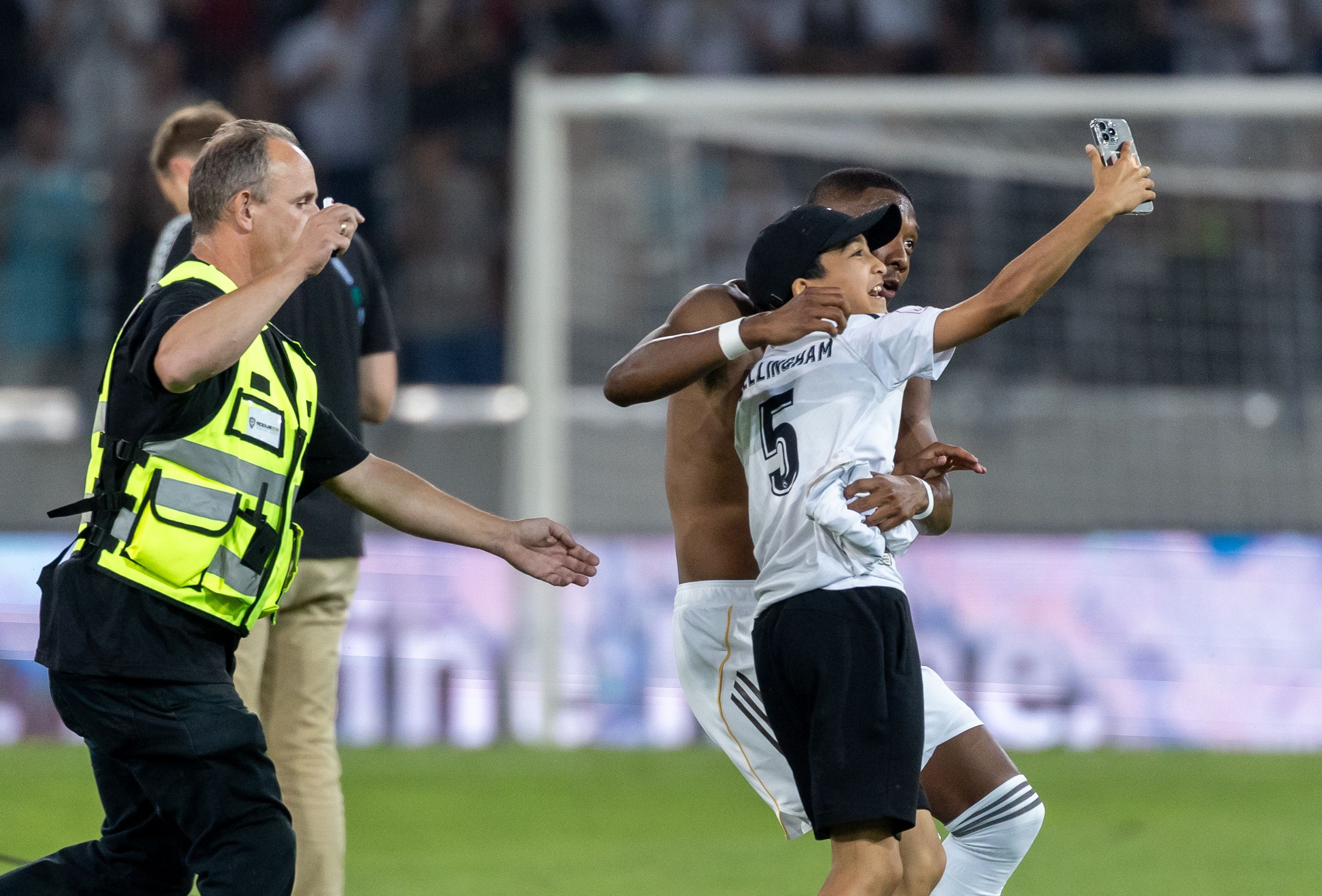 David Alaba erfüllte den Selfie-Wunsch eines Flitzers. 