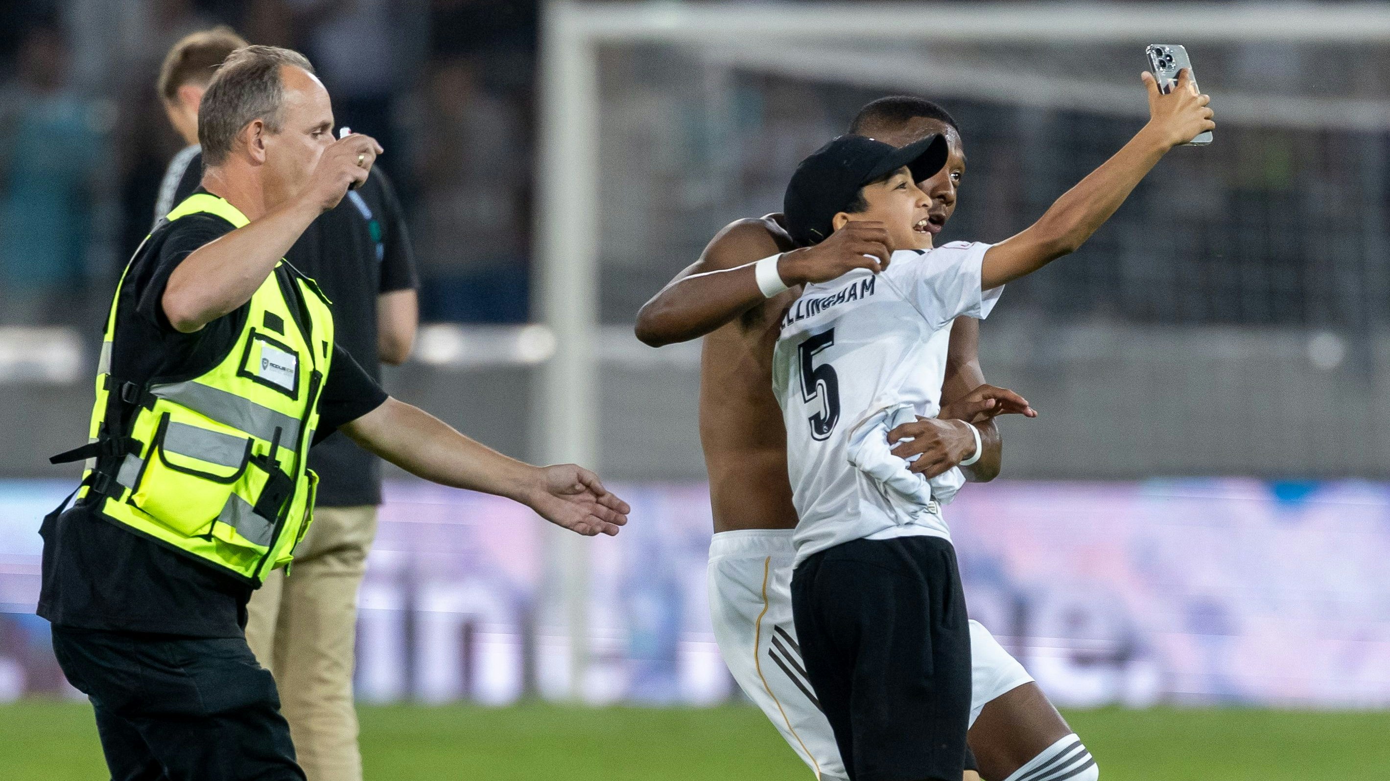 David Alaba erfüllte den Selfie-Wunsch eines Flitzers. 