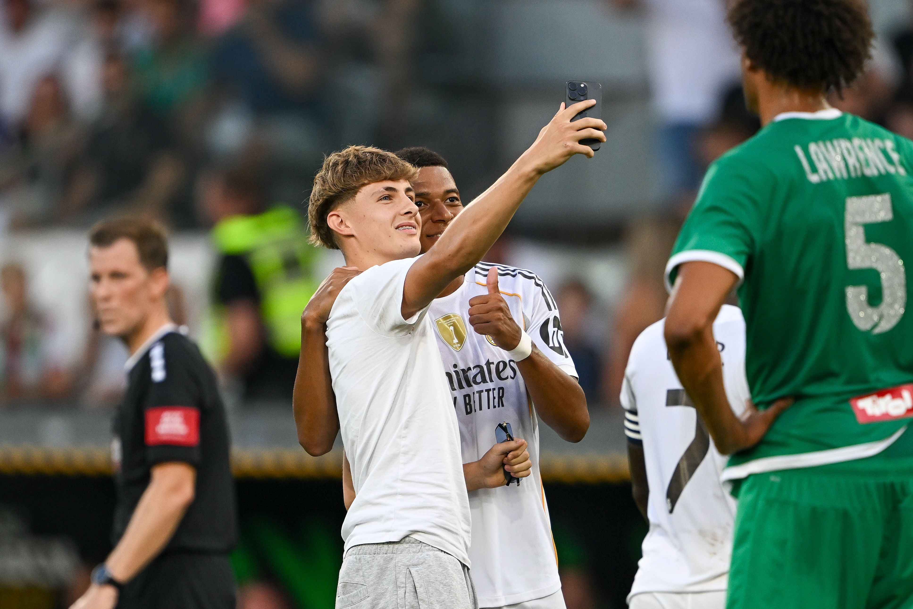 Der 17-jährige Flitzer machte ein Foto mit Star Kylian Mbappe. 