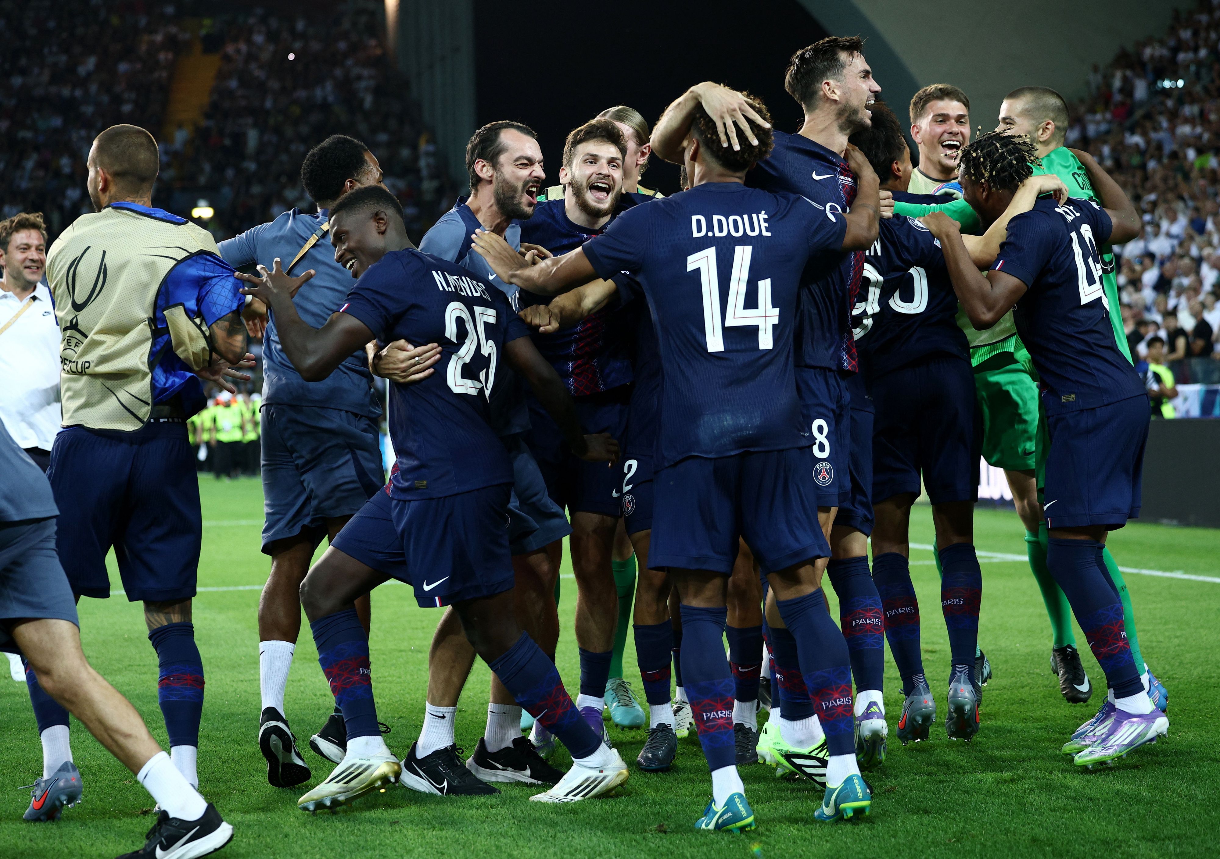 Paris St.-Germain gewinnt den UEFA Supercup. 