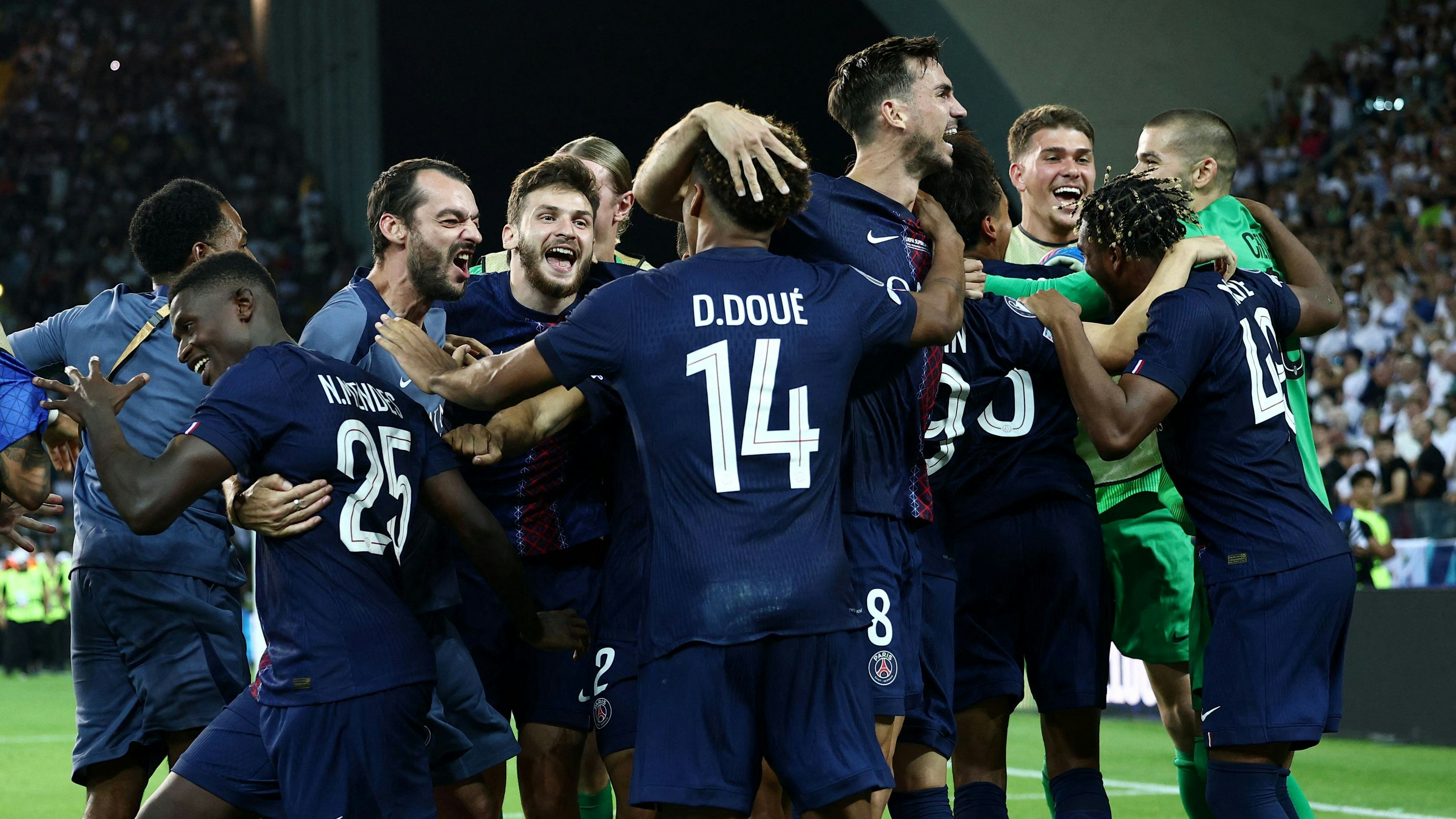 Paris St.-Germain gewinnt den UEFA Supercup. 