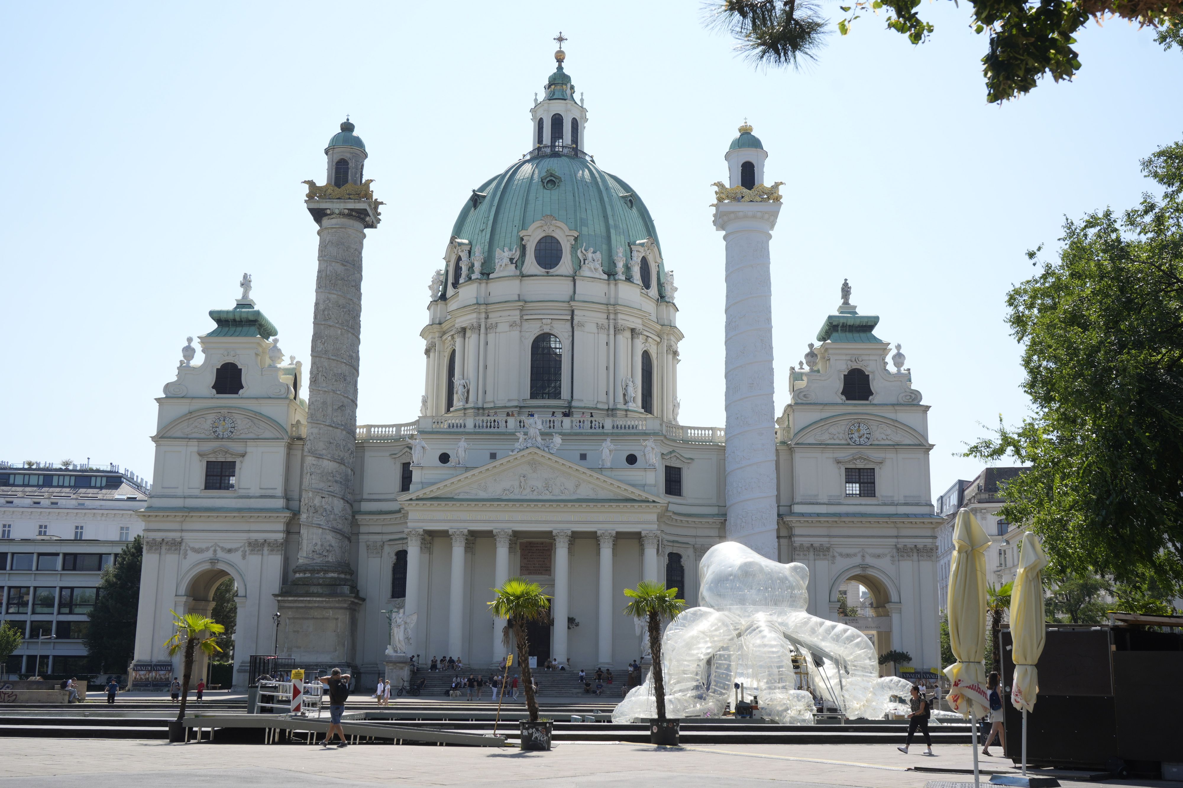 Vor der Karlskirche wurde eine begehbare Oktopus-Skulptur aufgebaut.