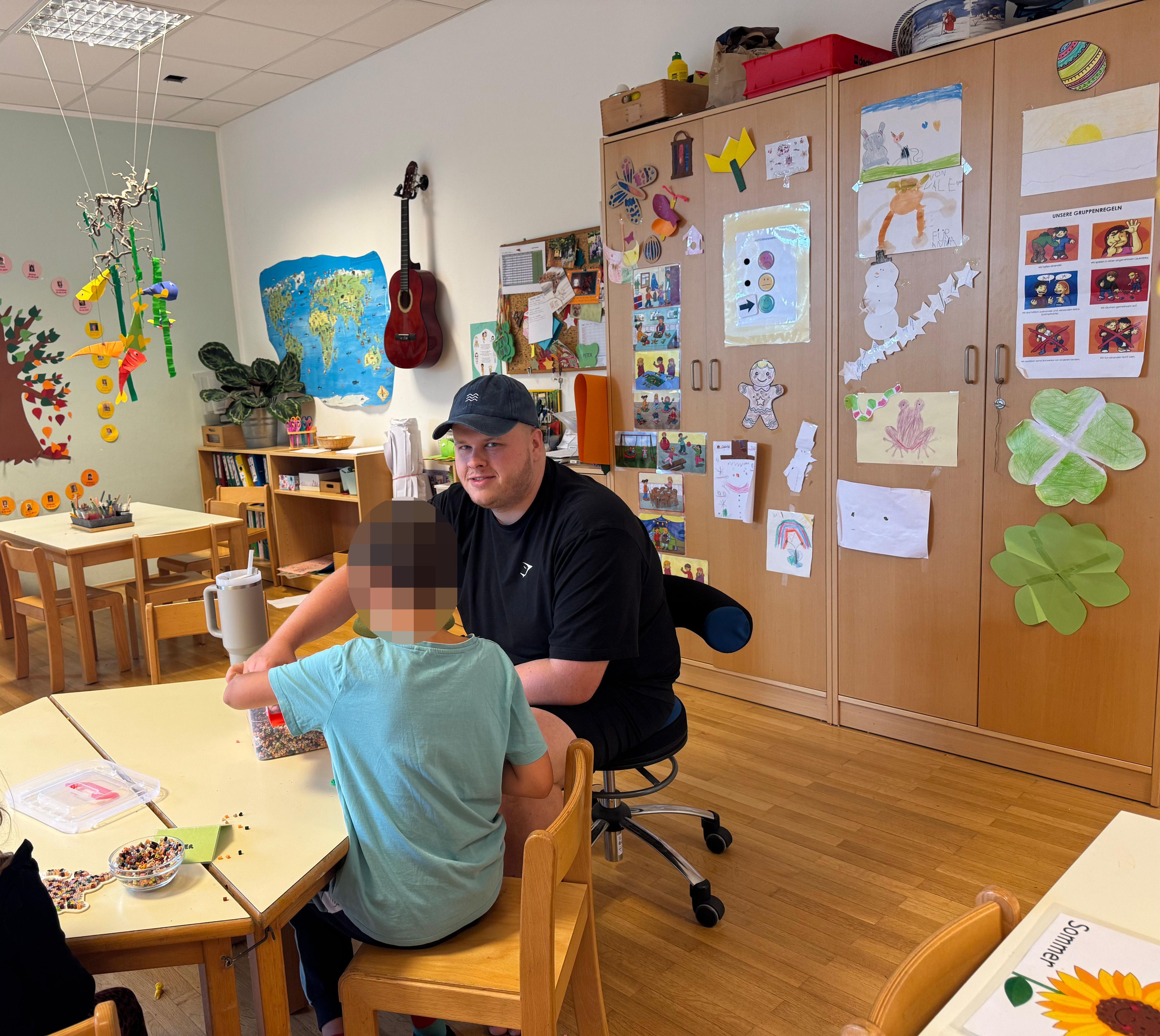 Rainhard G. (26) ist seit drei Jahren pädagogische Assistenzkraft in einem Linzer Kindergarten.
